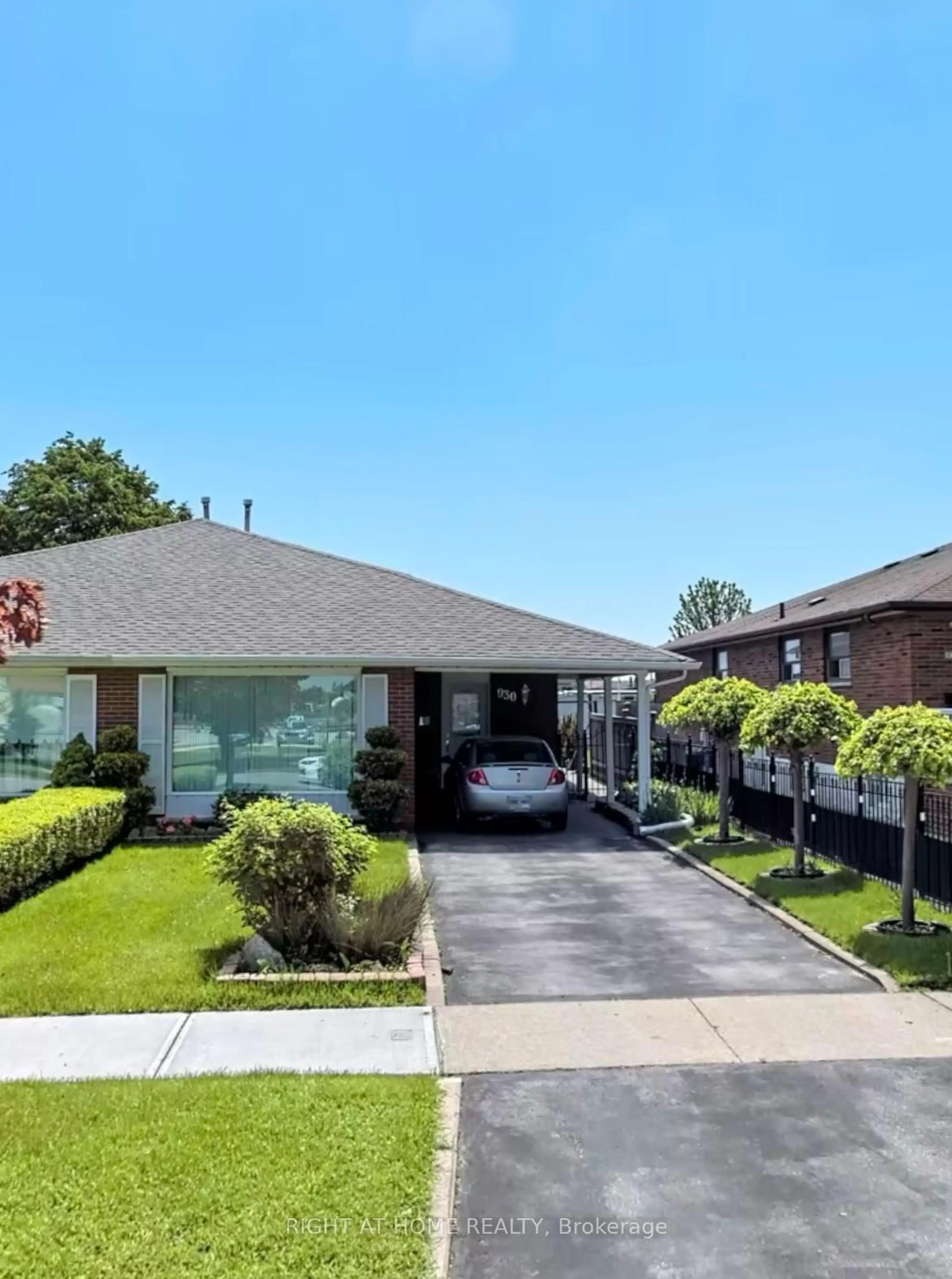 Home with vinyl exterior material, street for 930 Flagship Dr, Mississauga Ontario L4Y 2J4