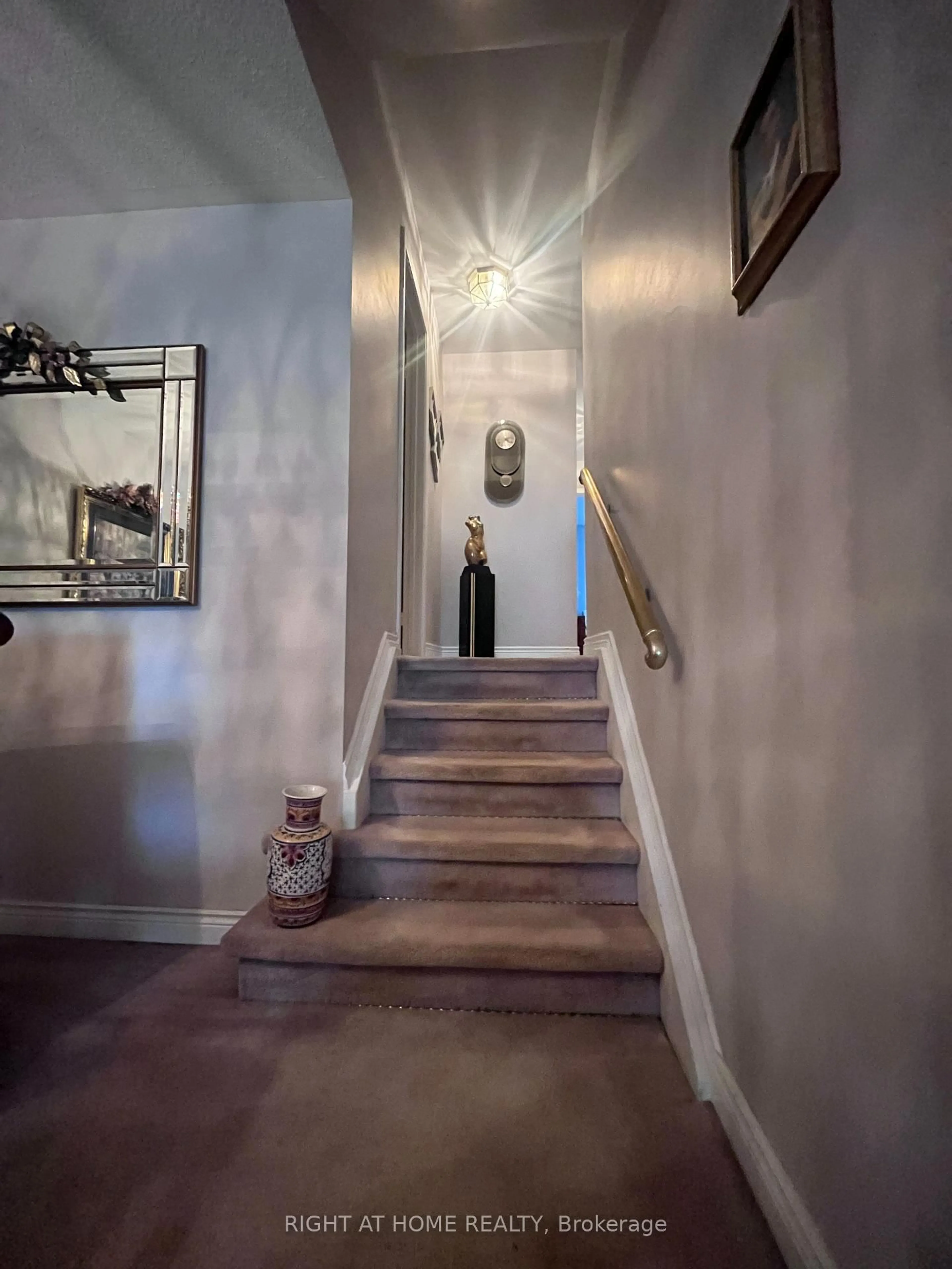 Indoor foyer for 930 Flagship Dr, Mississauga Ontario L4Y 2J4