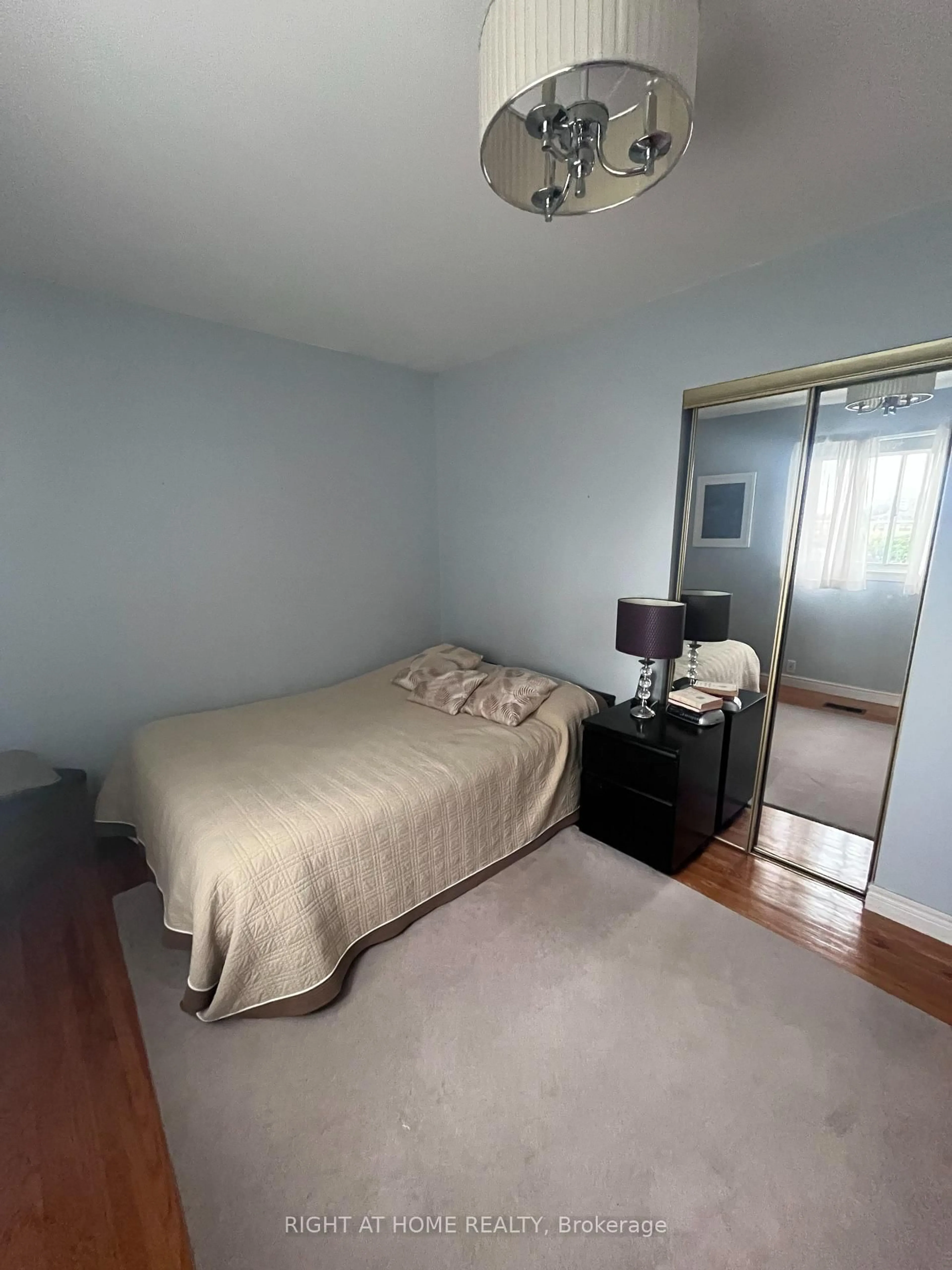 A pic of a room for 930 Flagship Dr, Mississauga Ontario L4Y 2J4