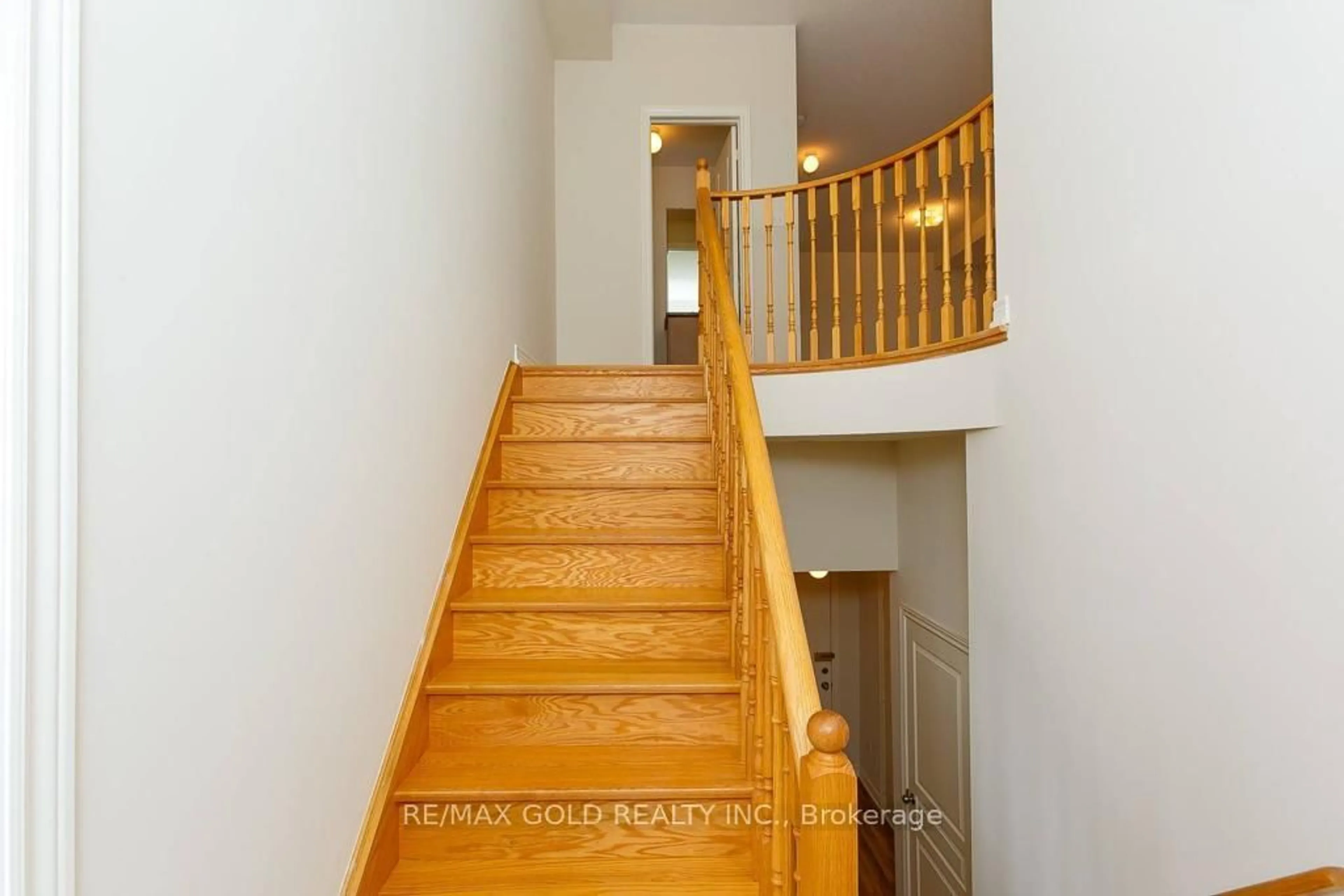 Stairs for 137 Inspire Blvd, Brampton Ontario L6R 0B3