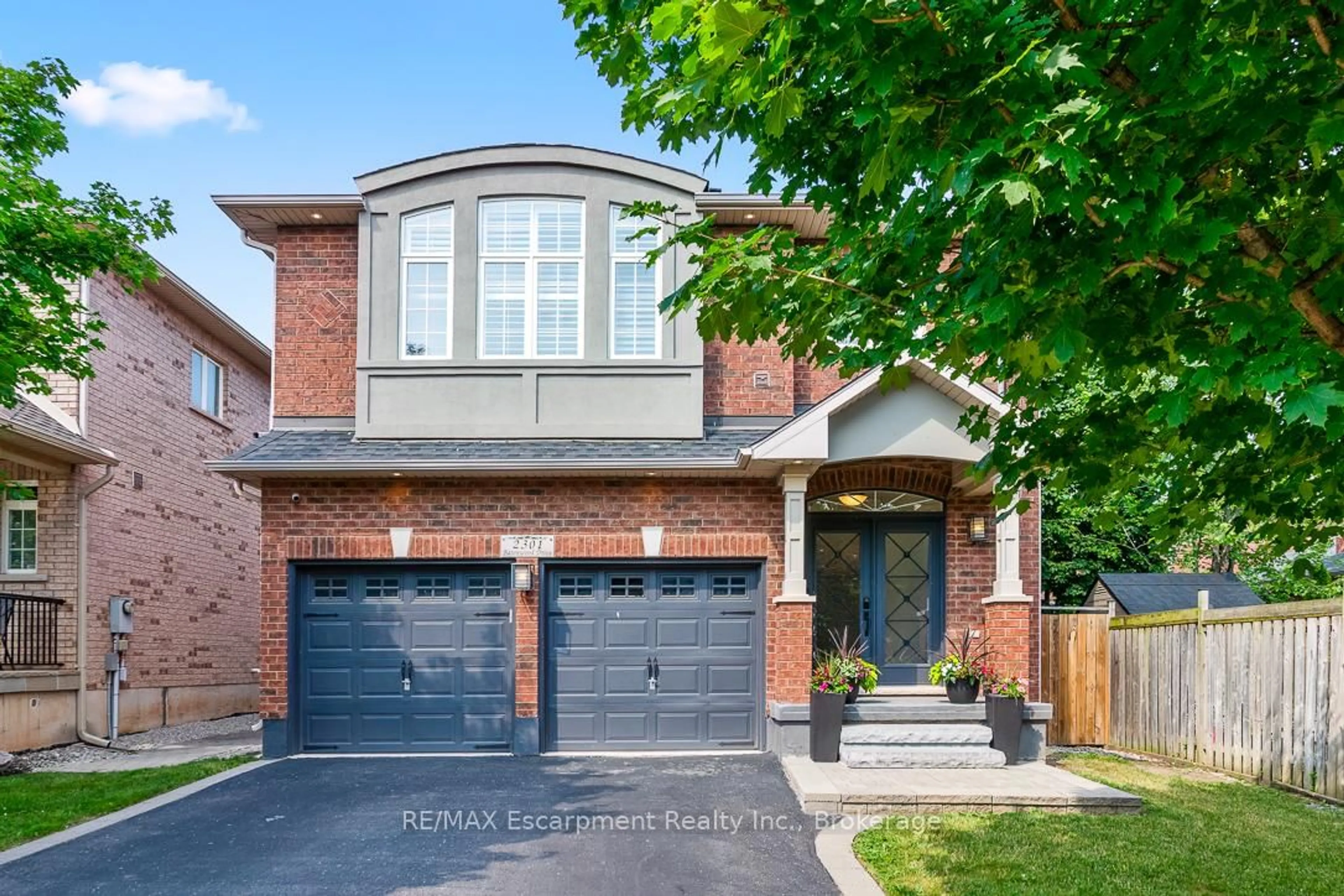 Home with brick exterior material, street for 2301 Baronwood Dr, Oakville Ontario L6M 4Z6