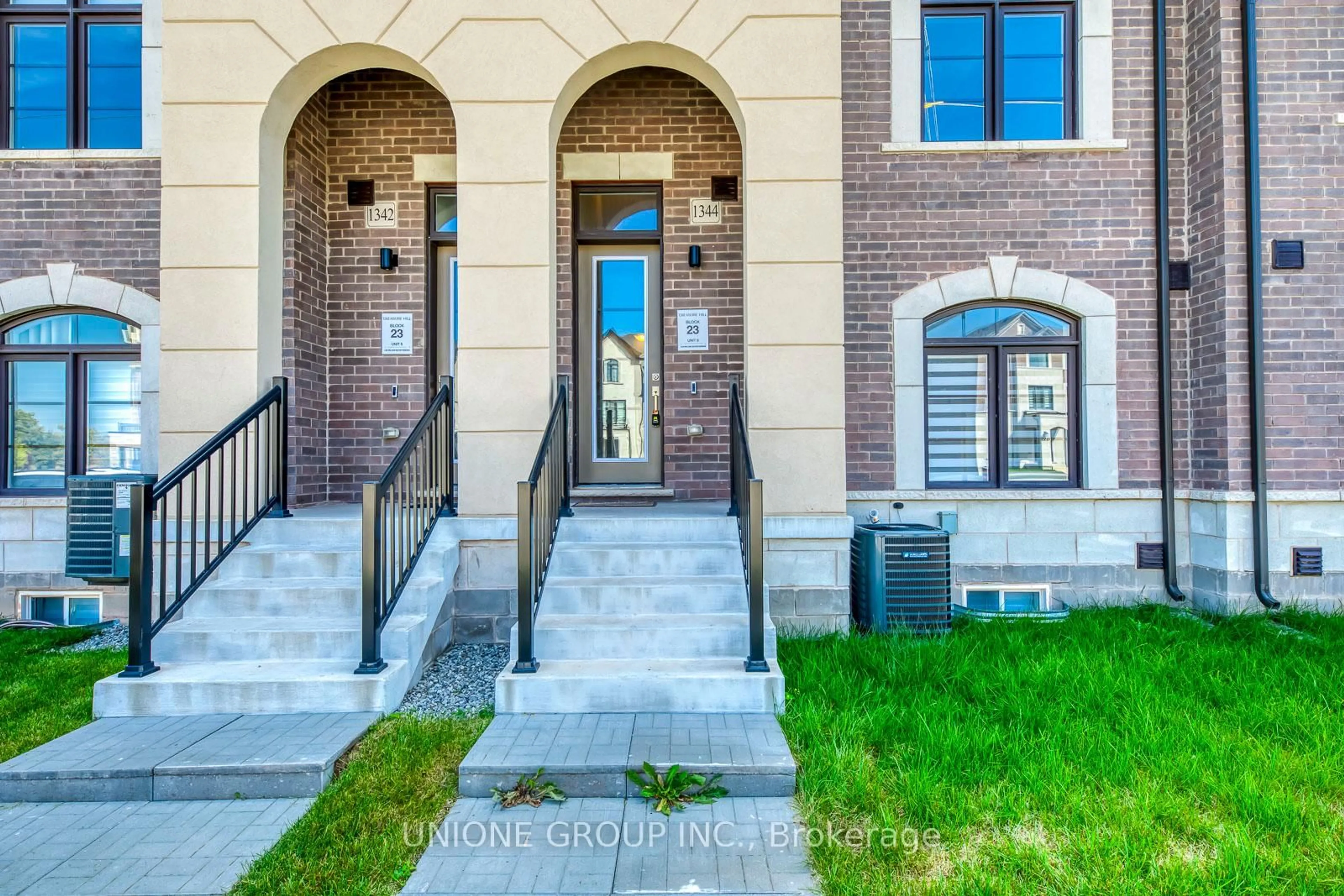 Home with brick exterior material, street for 1344 William Halton Pkwy, Oakville Ontario L6M 5R2