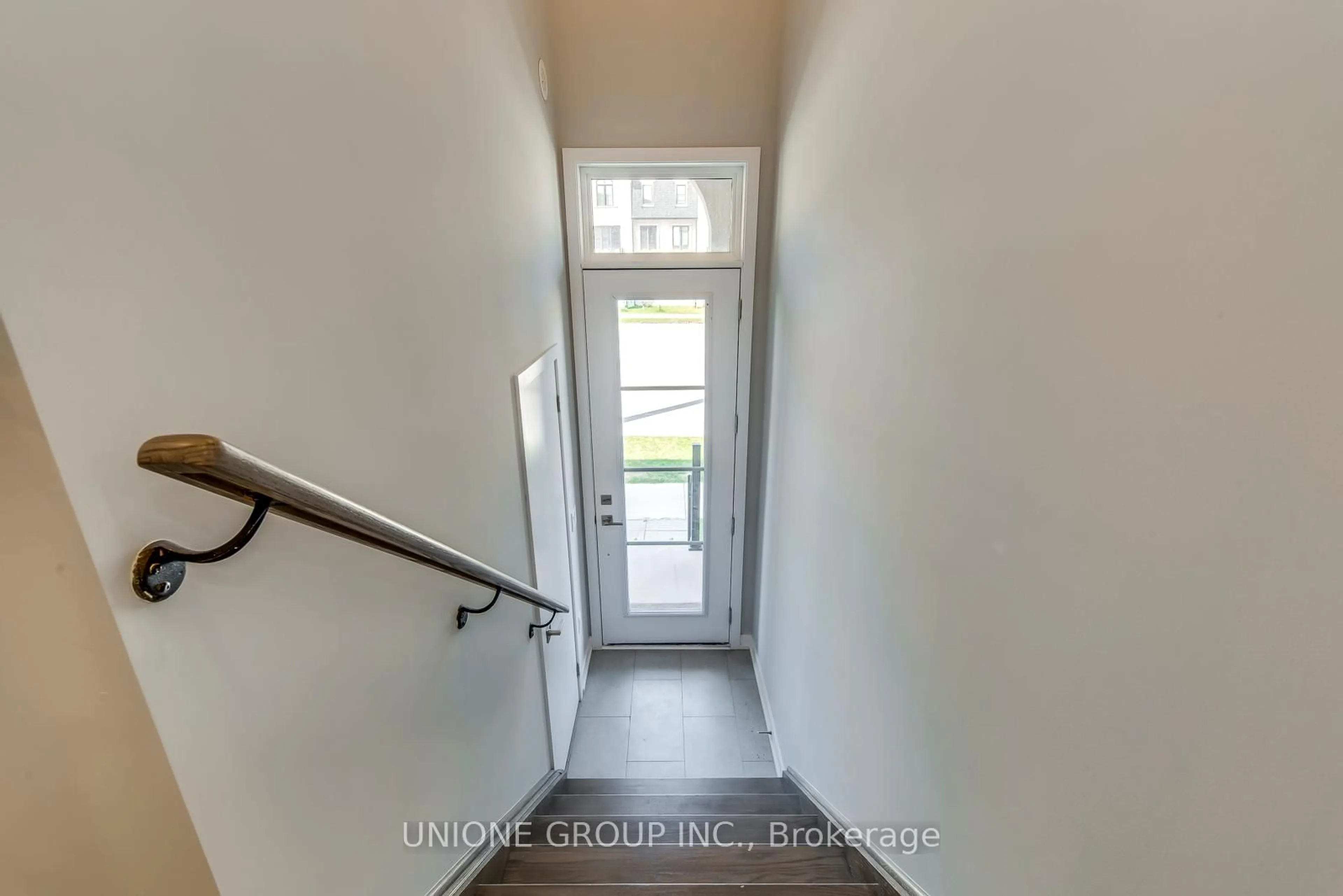 Indoor entryway for 1344 William Halton Pkwy, Oakville Ontario L6M 5R2