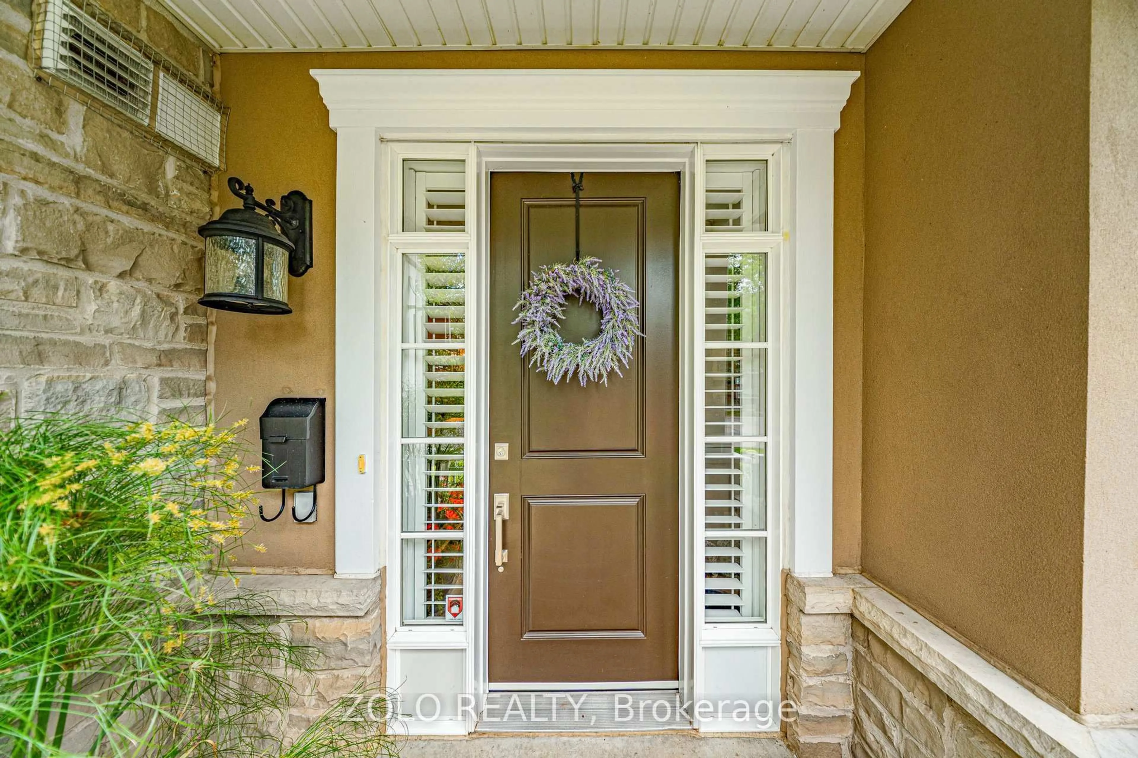 Indoor entryway for 2372 Marine Dr, Oakville Ontario L6L 1C4