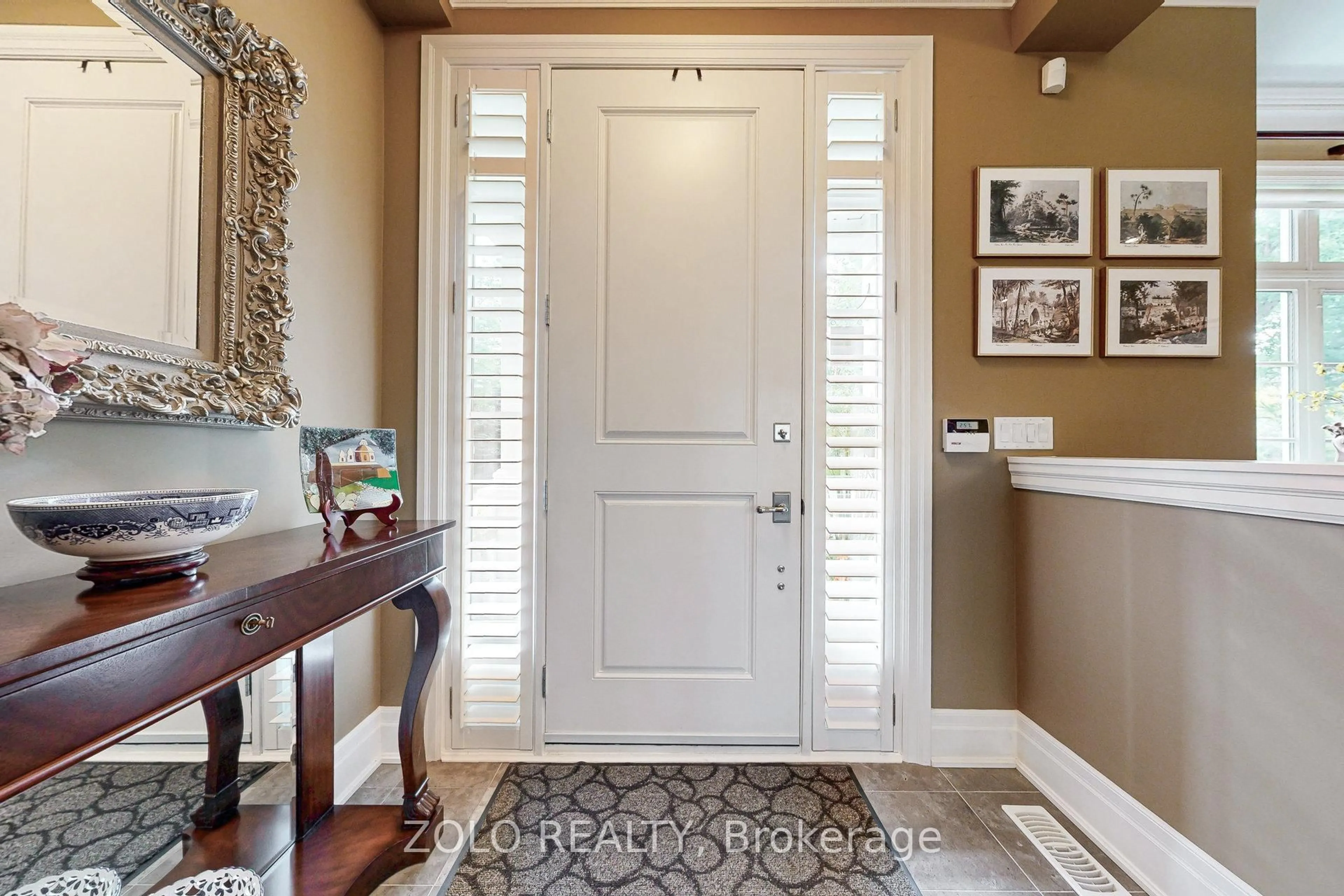 Indoor entryway for 2372 Marine Dr, Oakville Ontario L6L 1C4