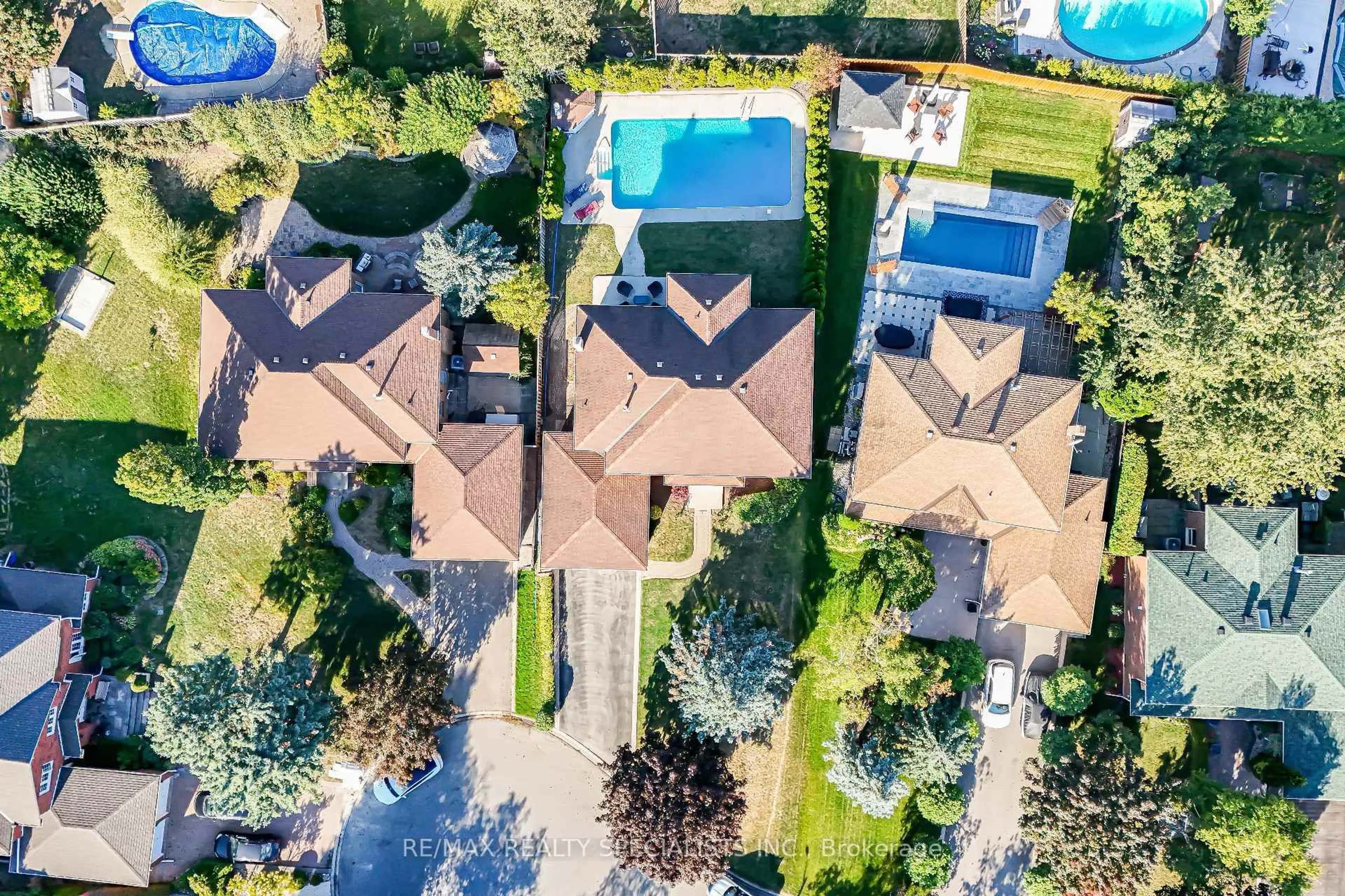 A pic from outside/outdoor area/front of a property/back of a property/a pic from drone, street for 24 Whitmore Crt, Brampton Ontario L6Z 2A5
