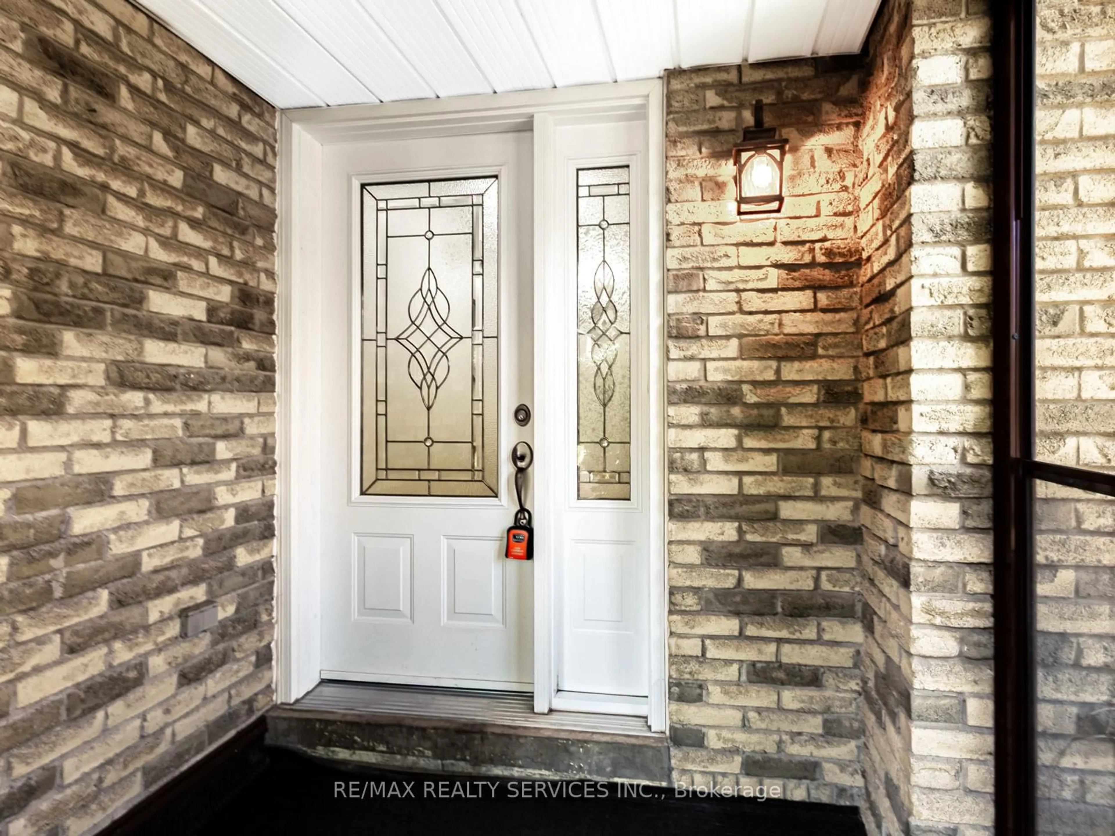 Indoor entryway for 16 Marchmount Cres, Brampton Ontario L6S 2S9