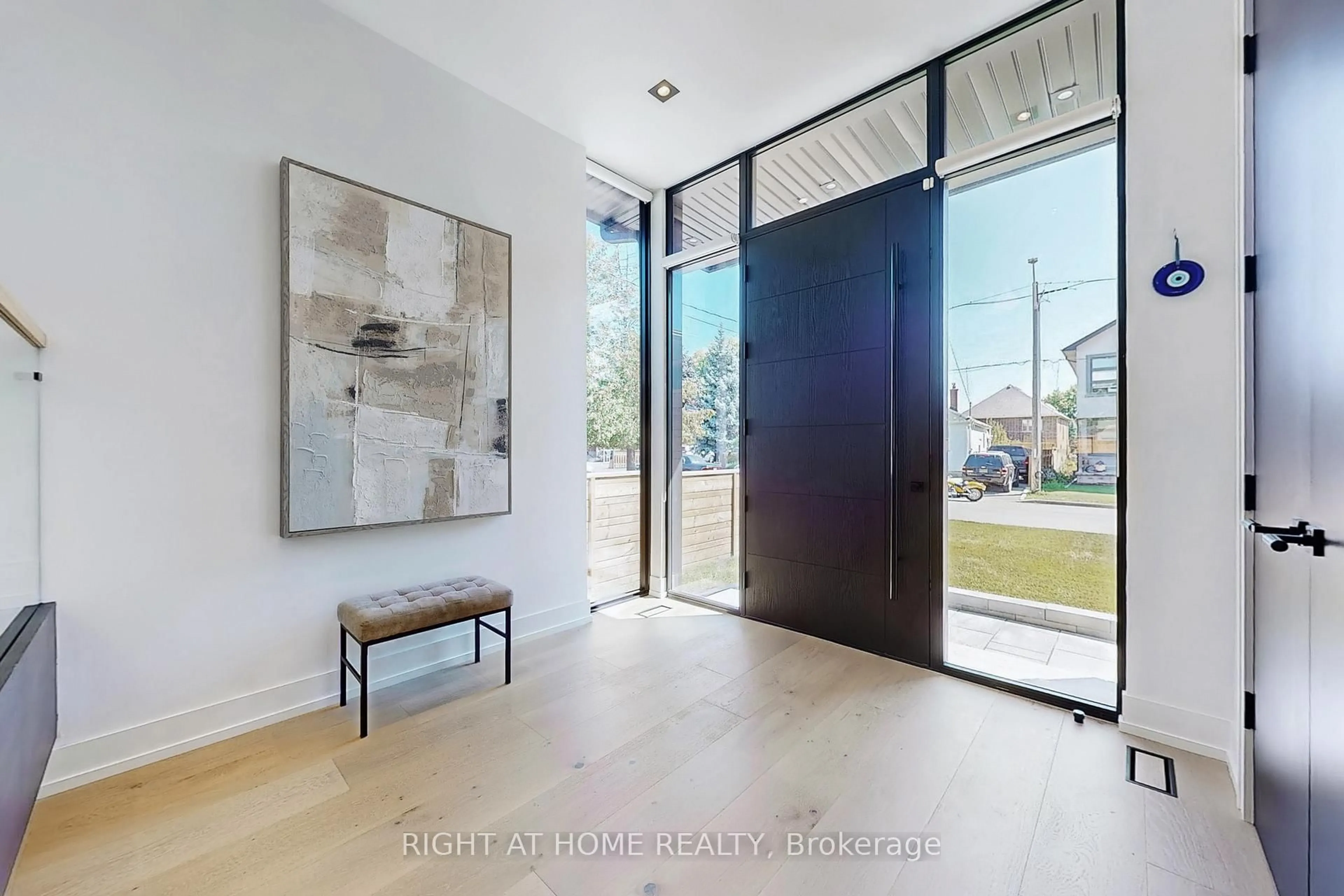 Indoor entryway for 845 7th St, Mississauga Ontario L5E 1N9