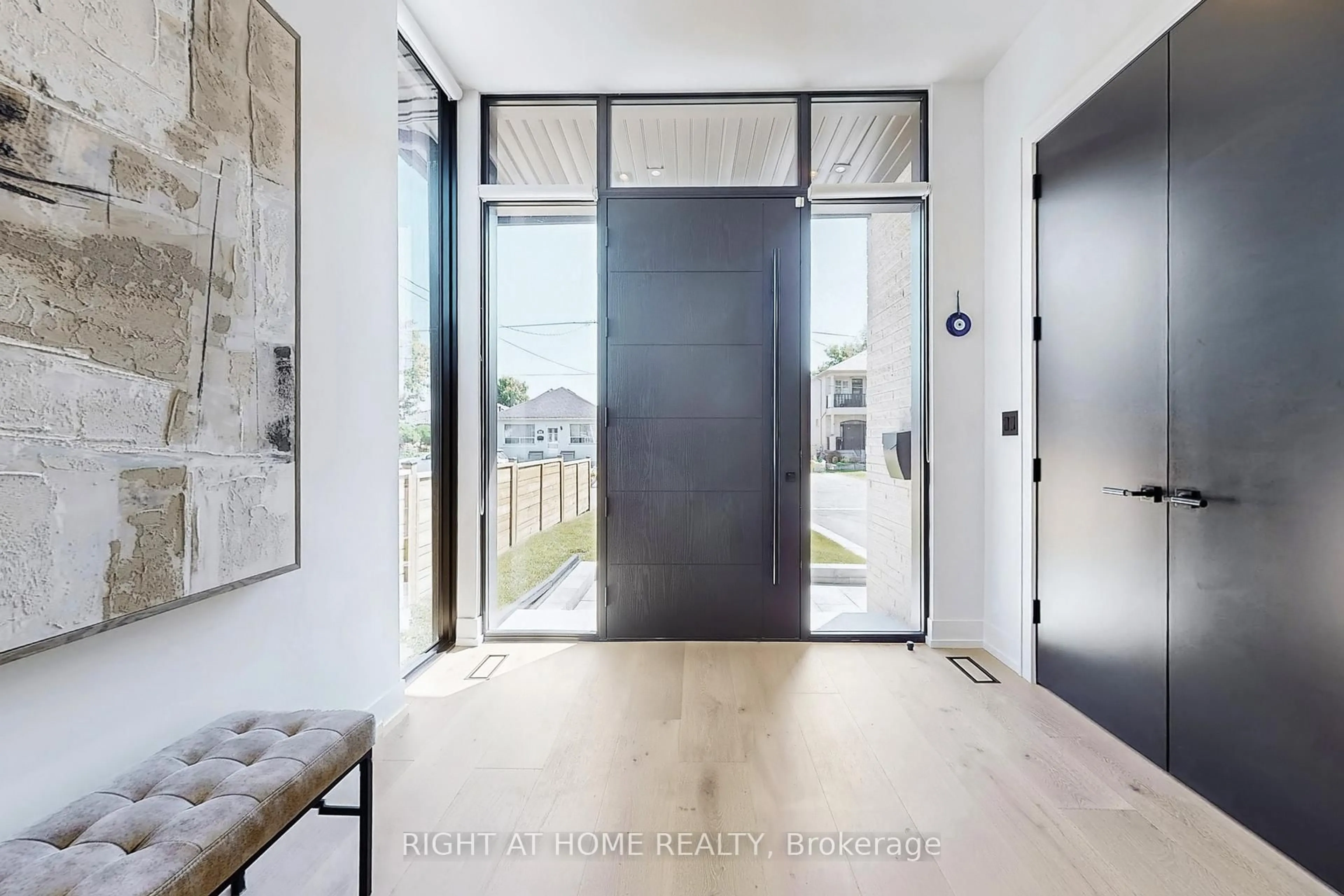 Indoor entryway for 845 7th St, Mississauga Ontario L5E 1N9