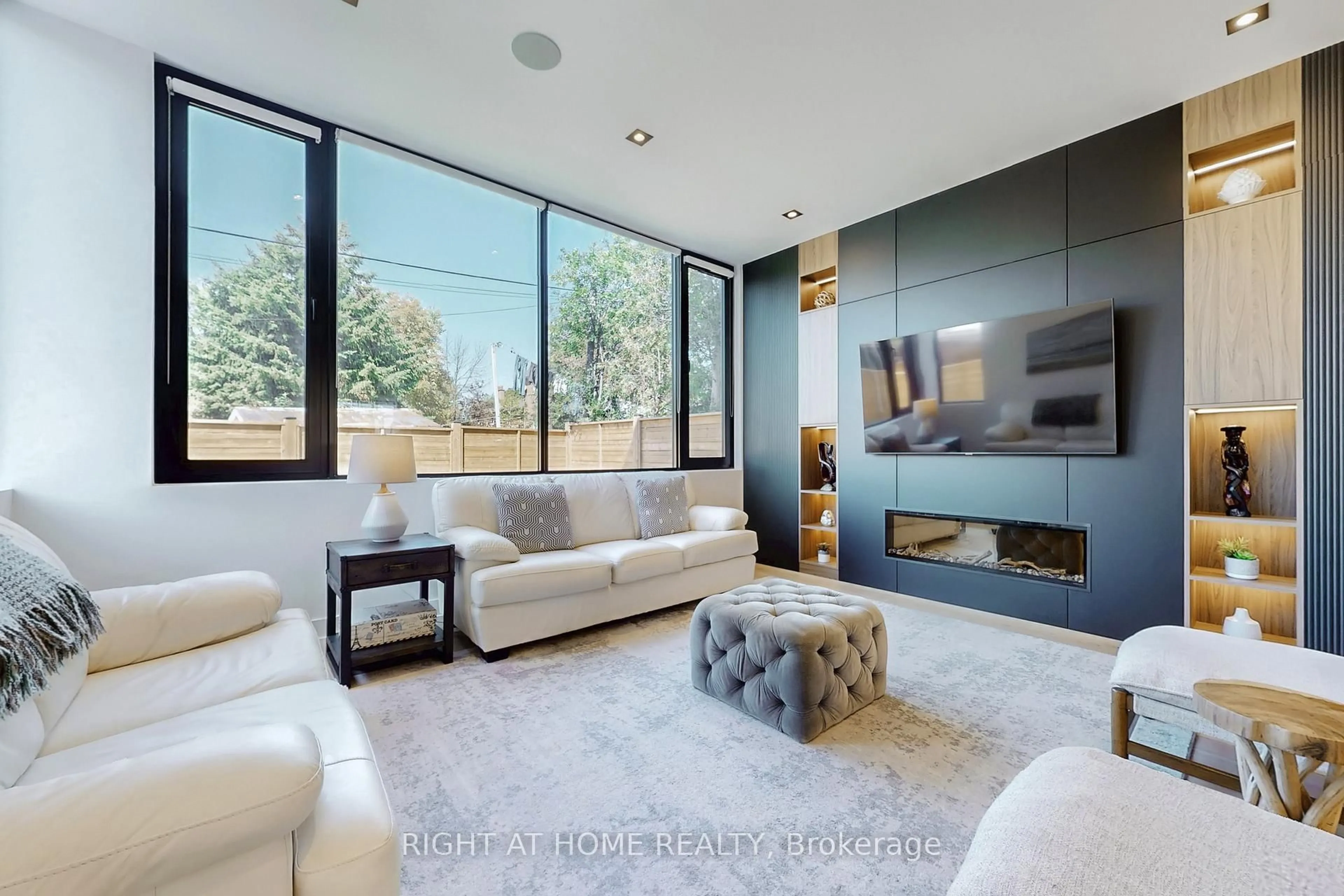 Living room with furniture, unknown for 845 7th St, Mississauga Ontario L5E 1N9