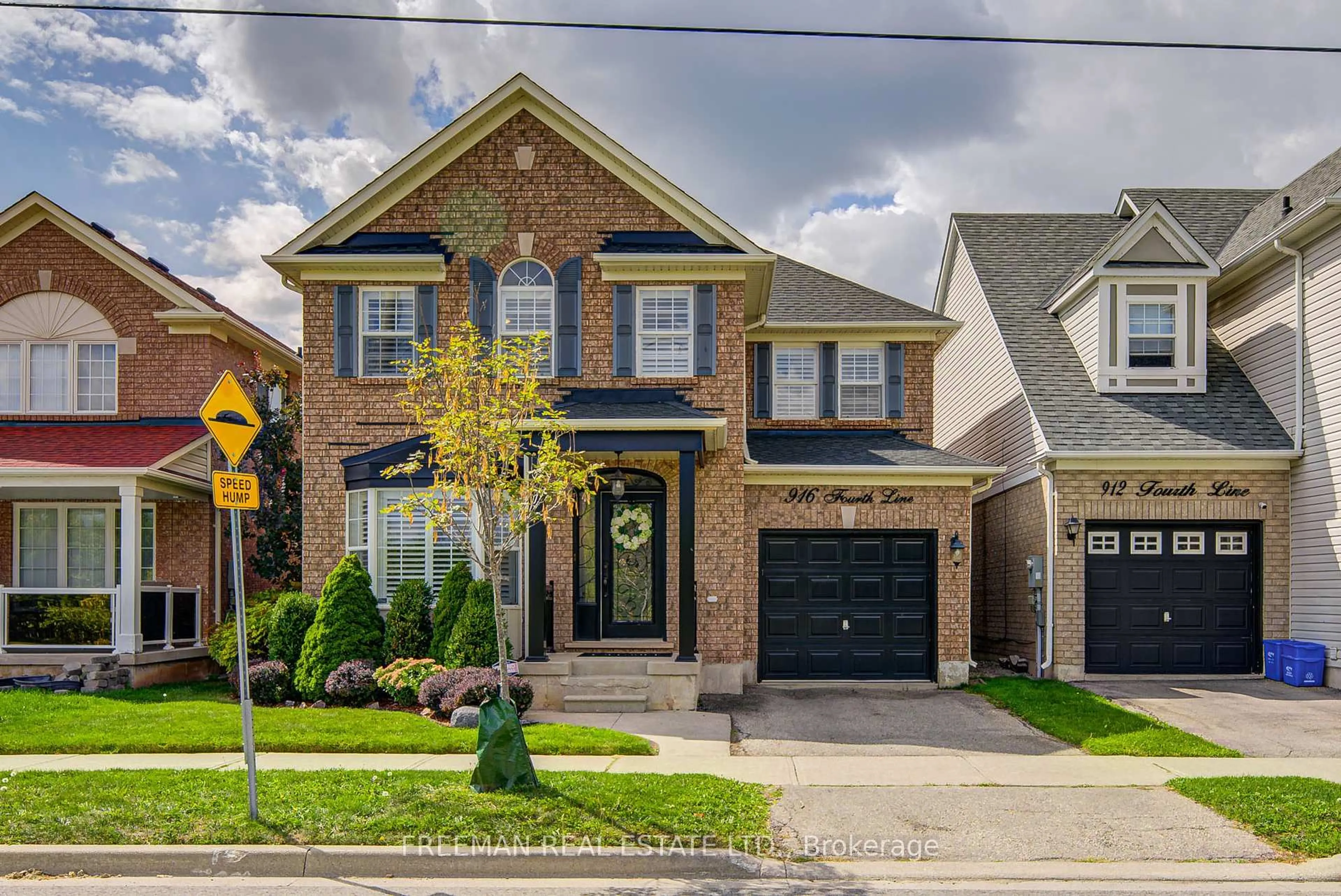 Home with brick exterior material, street for 916 Fourth Line, Milton Ontario L9T 6M8