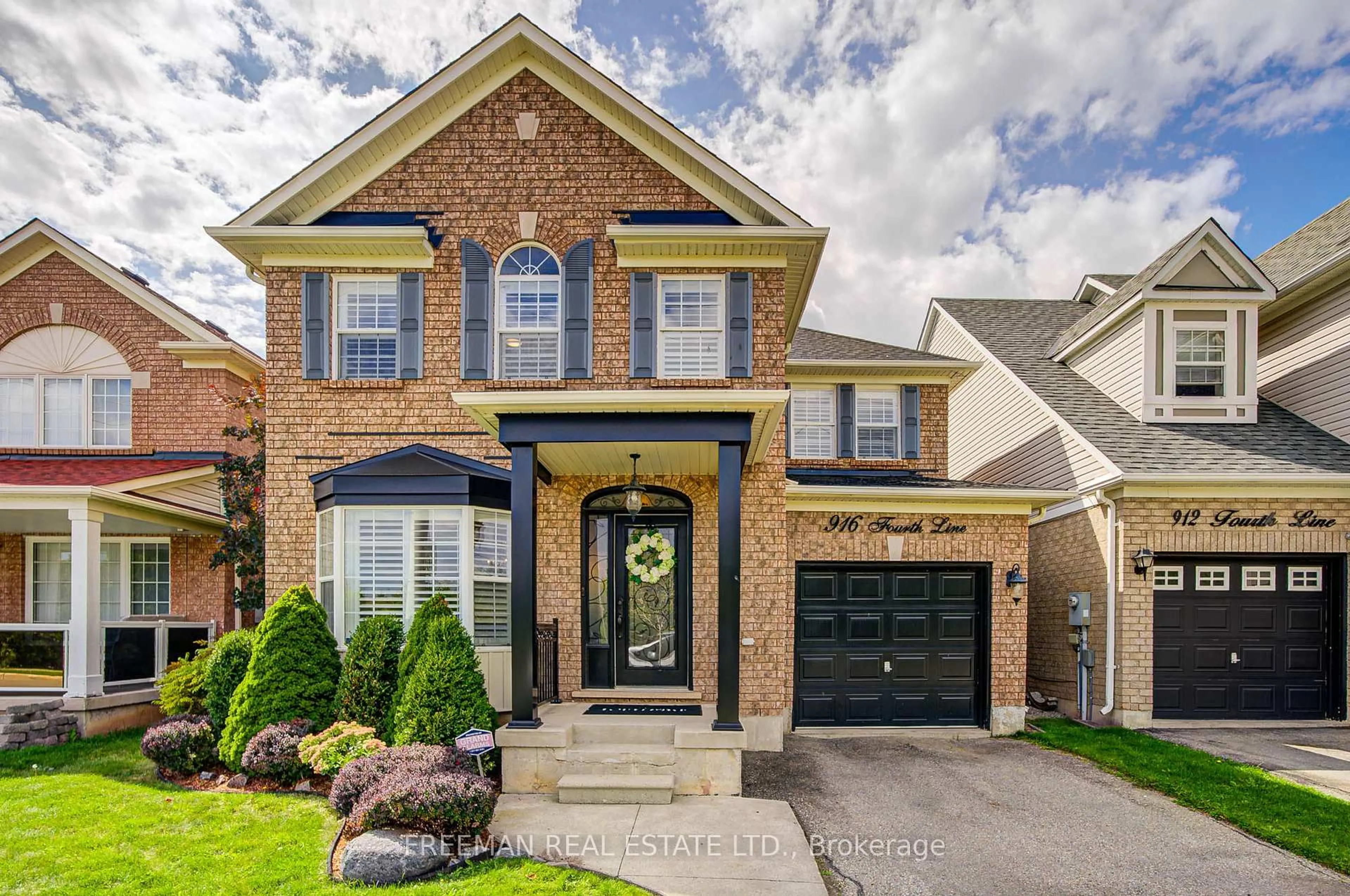 Home with brick exterior material, street for 916 Fourth Line, Milton Ontario L9T 6M8