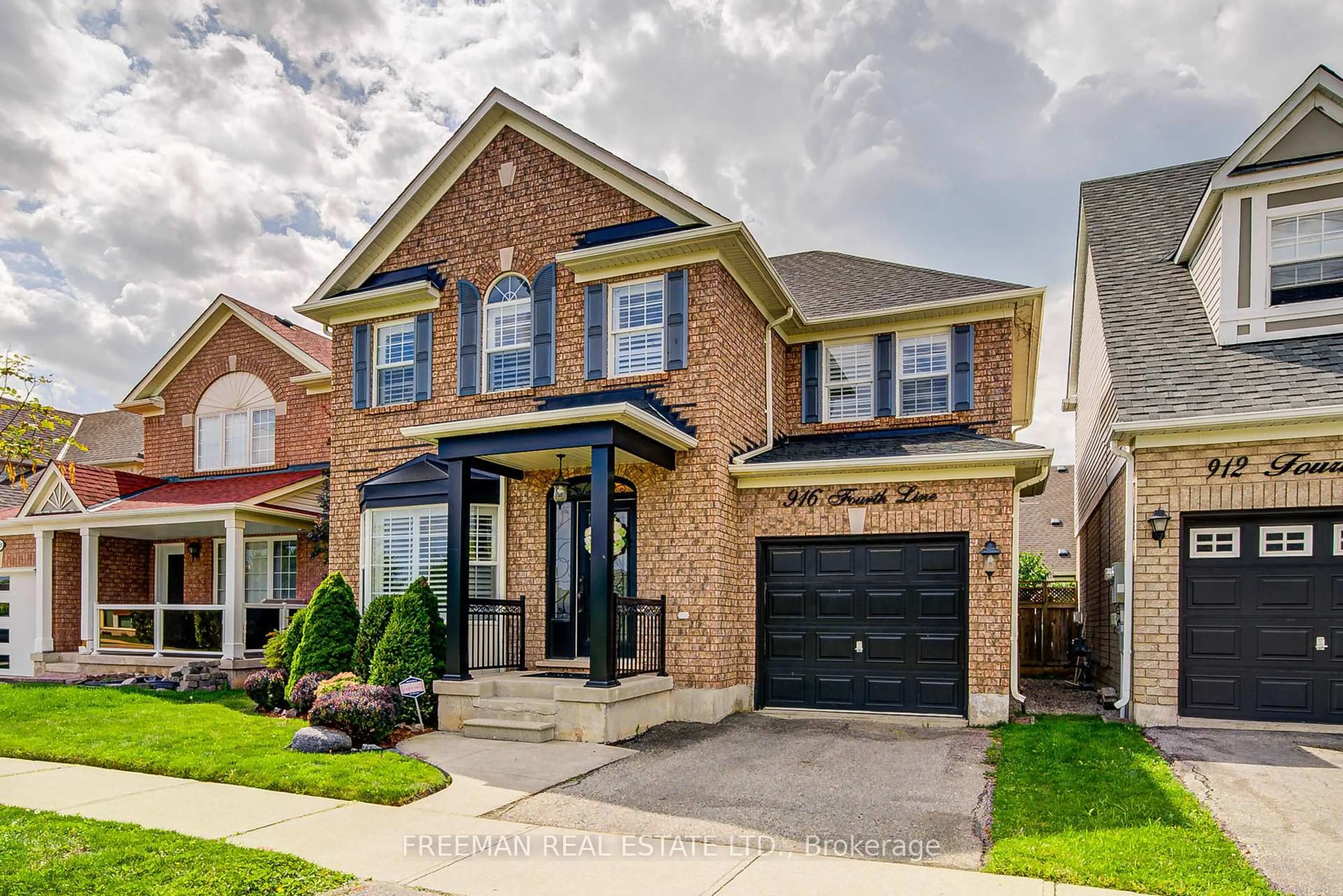 Home with brick exterior material, street for 916 Fourth Line, Milton Ontario L9T 6M8