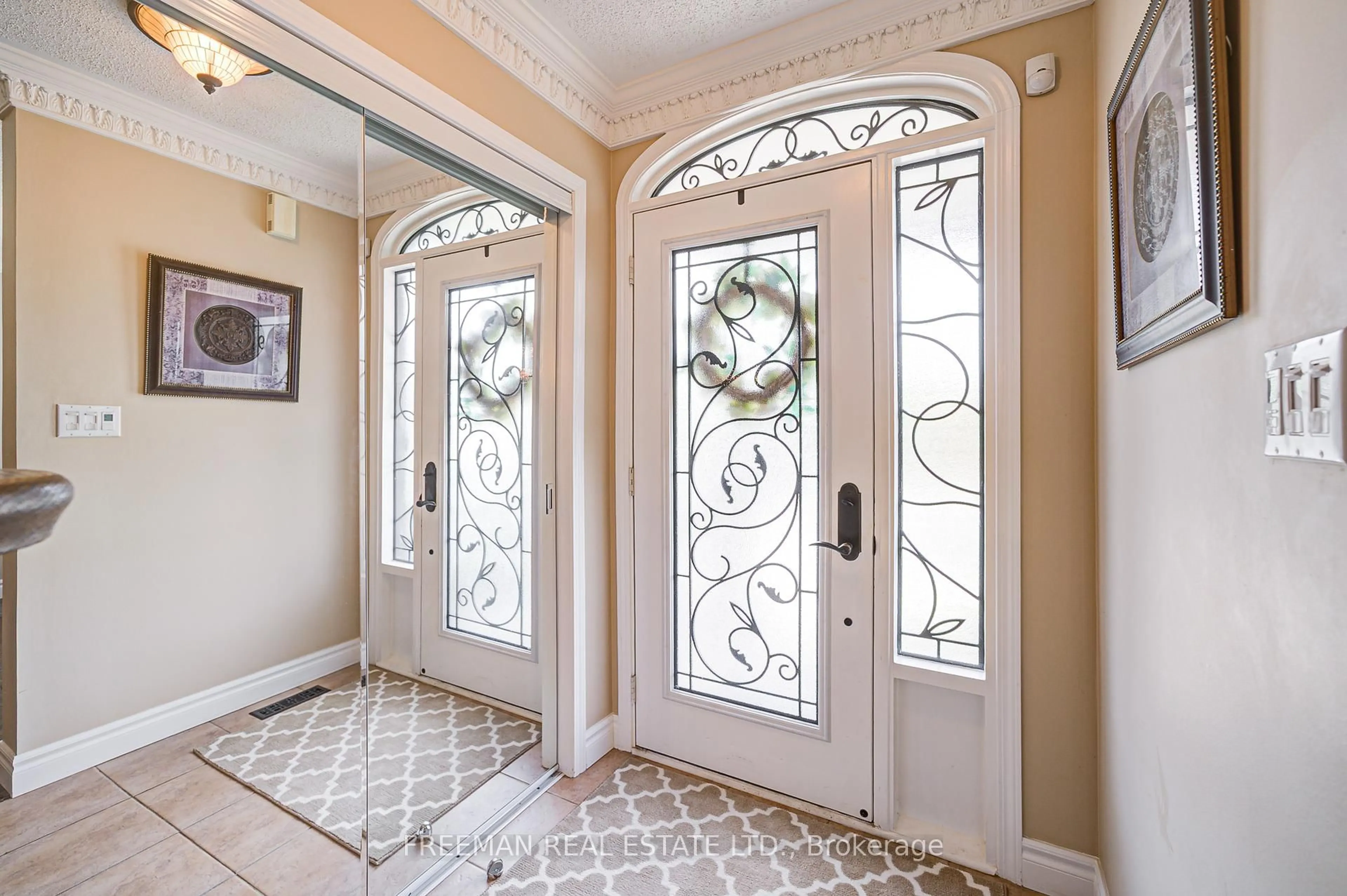 Indoor entryway for 916 Fourth Line, Milton Ontario L9T 6M8