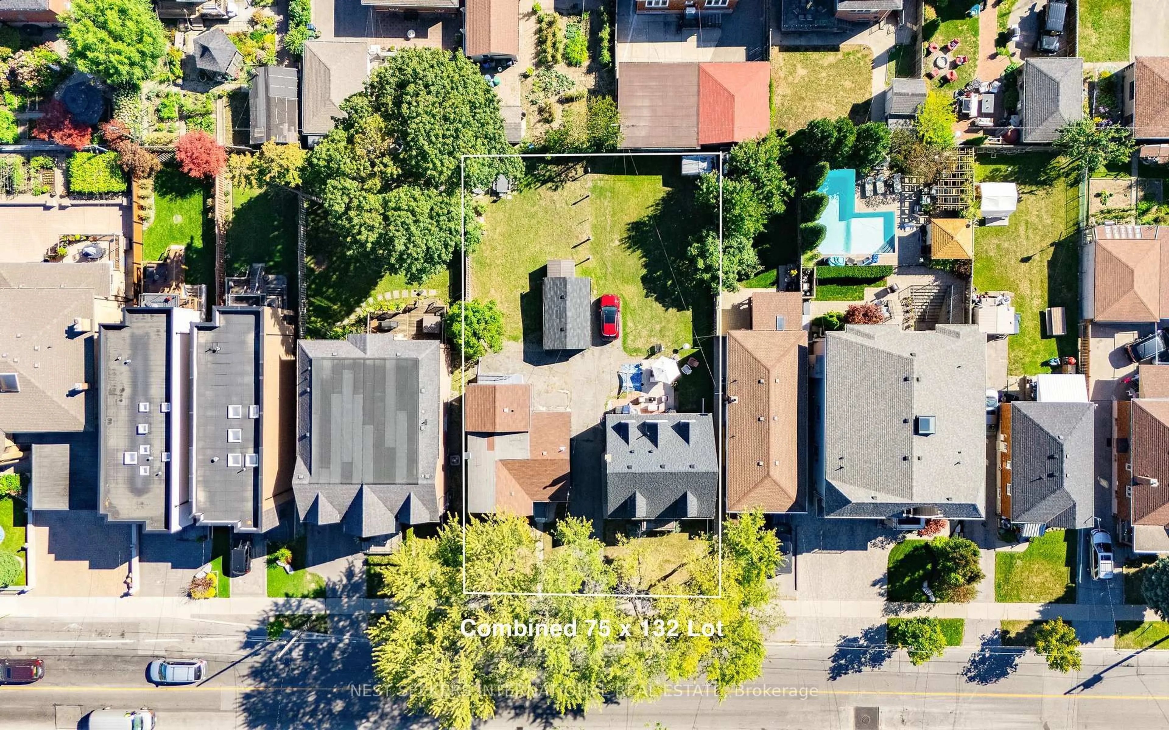 A pic from outside/outdoor area/front of a property/back of a property/a pic from drone, street for 905 & 907 Glencairn Ave, Toronto Ontario M6B 2A6