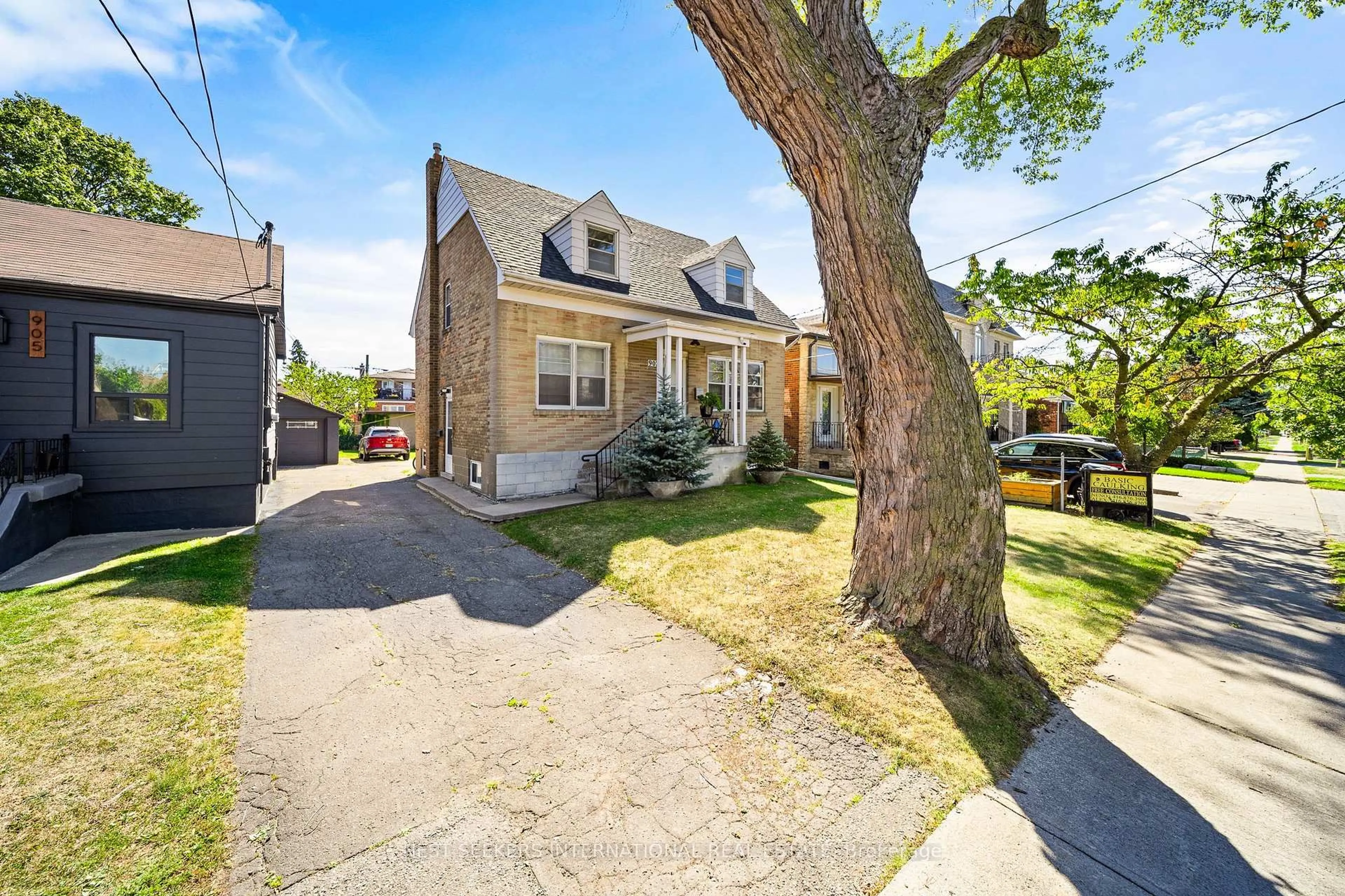 A pic from outside/outdoor area/front of a property/back of a property/a pic from drone, street for 905 & 907 Glencairn Ave, Toronto Ontario M6B 2A6