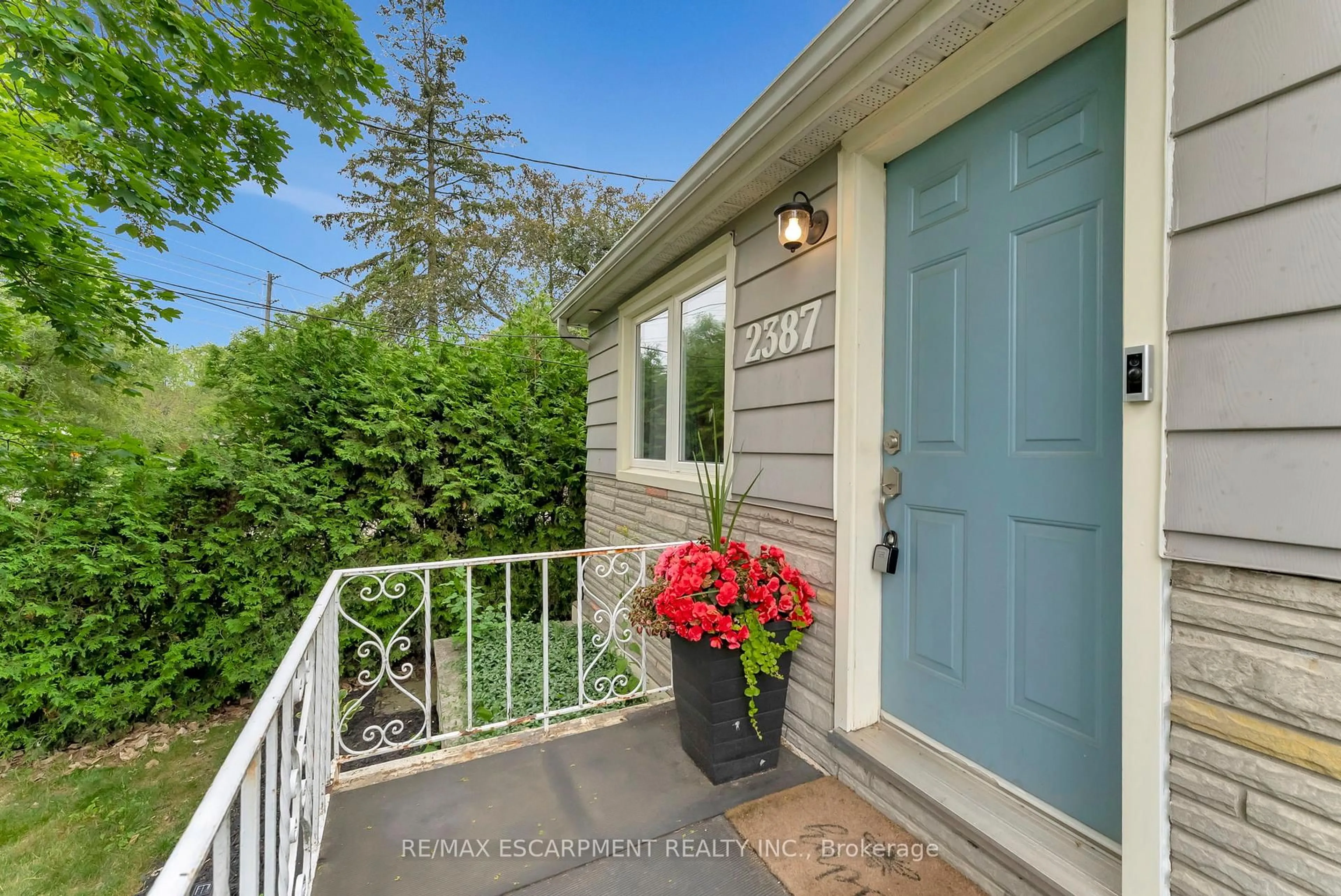 Indoor entryway for 2387 Glenwood School Dr, Burlington Ontario L7R 3R9