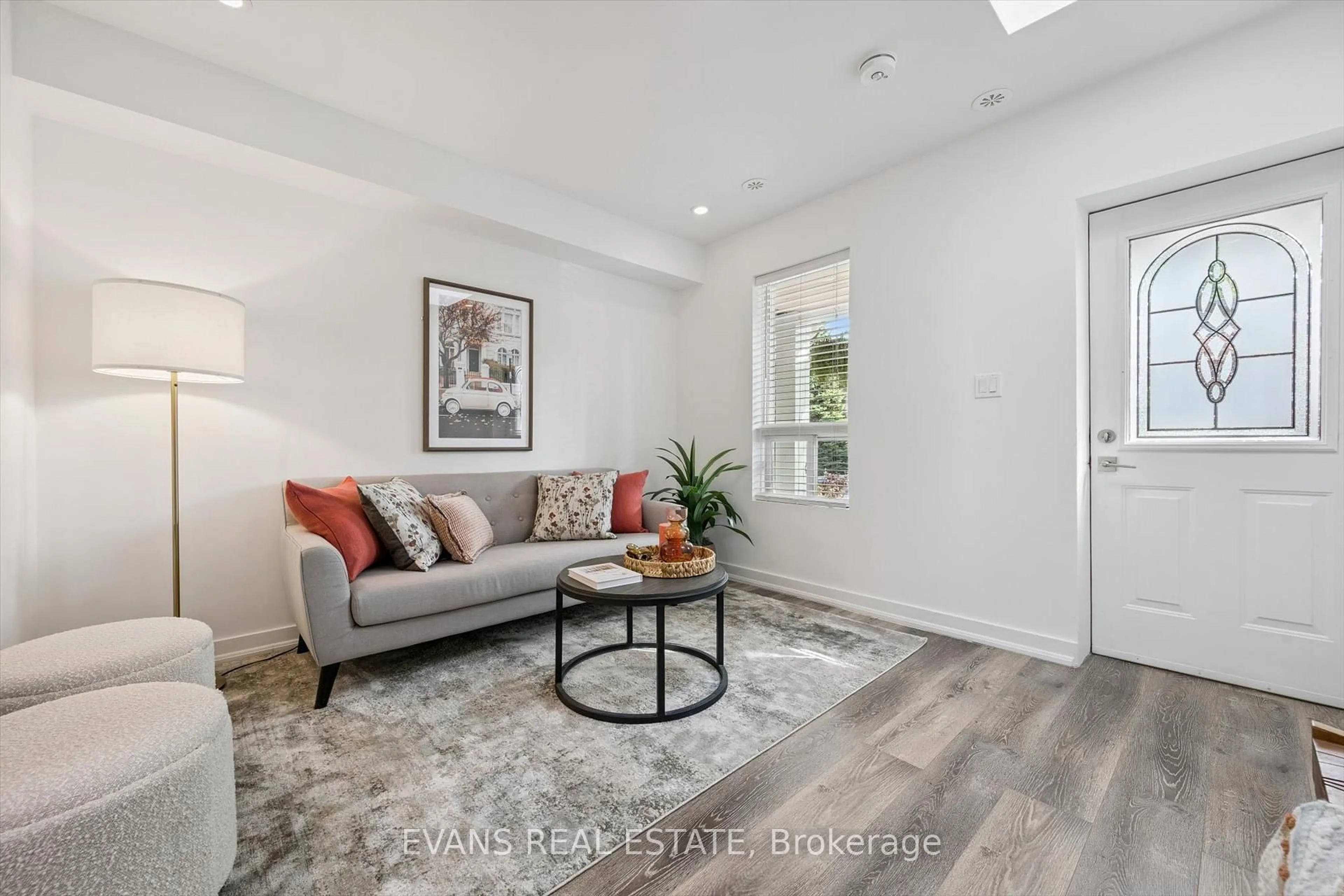 Living room with furniture, unknown for 526 Quebec Ave, Toronto Ontario M6P 2V7