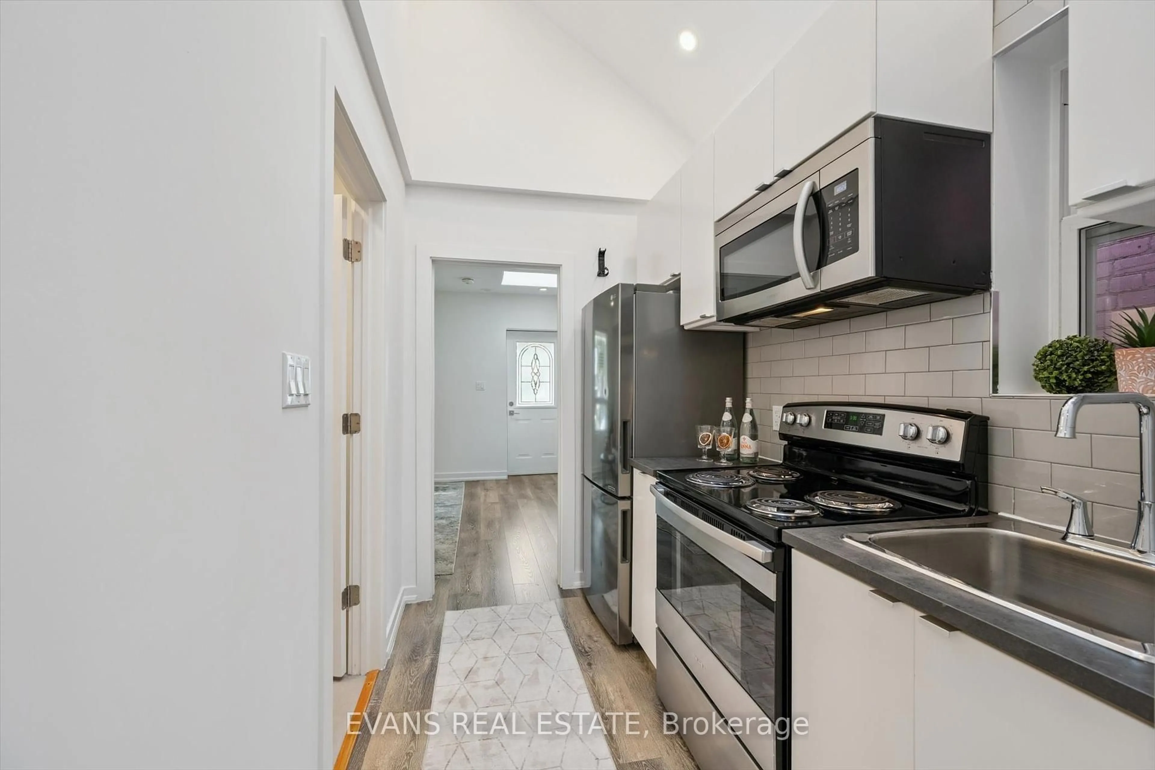 Standard kitchen, unknown for 526 Quebec Ave, Toronto Ontario M6P 2V7