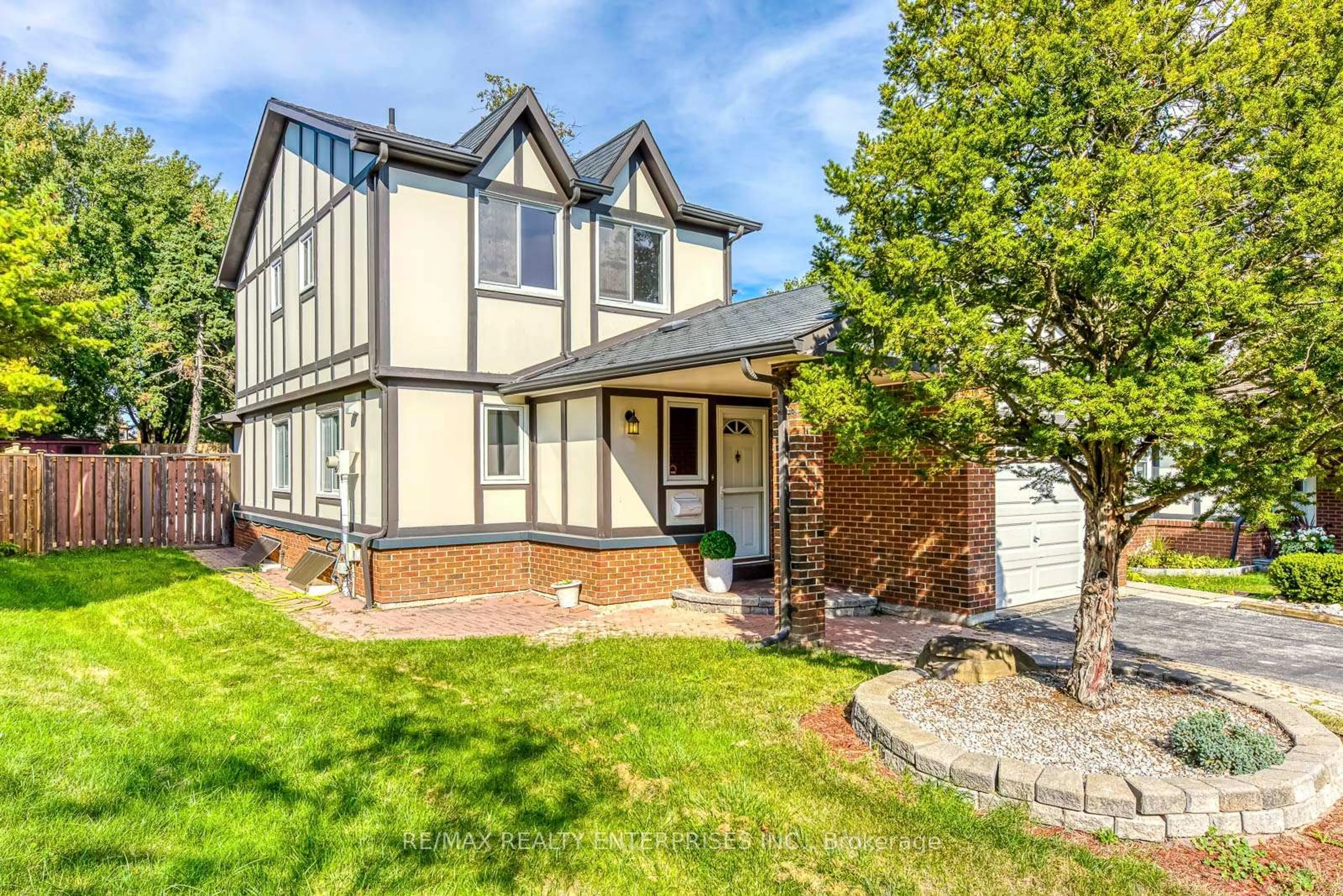 Home with vinyl exterior material, street for 3631 Shadbush Crt, Mississauga Ontario L5L 1X8