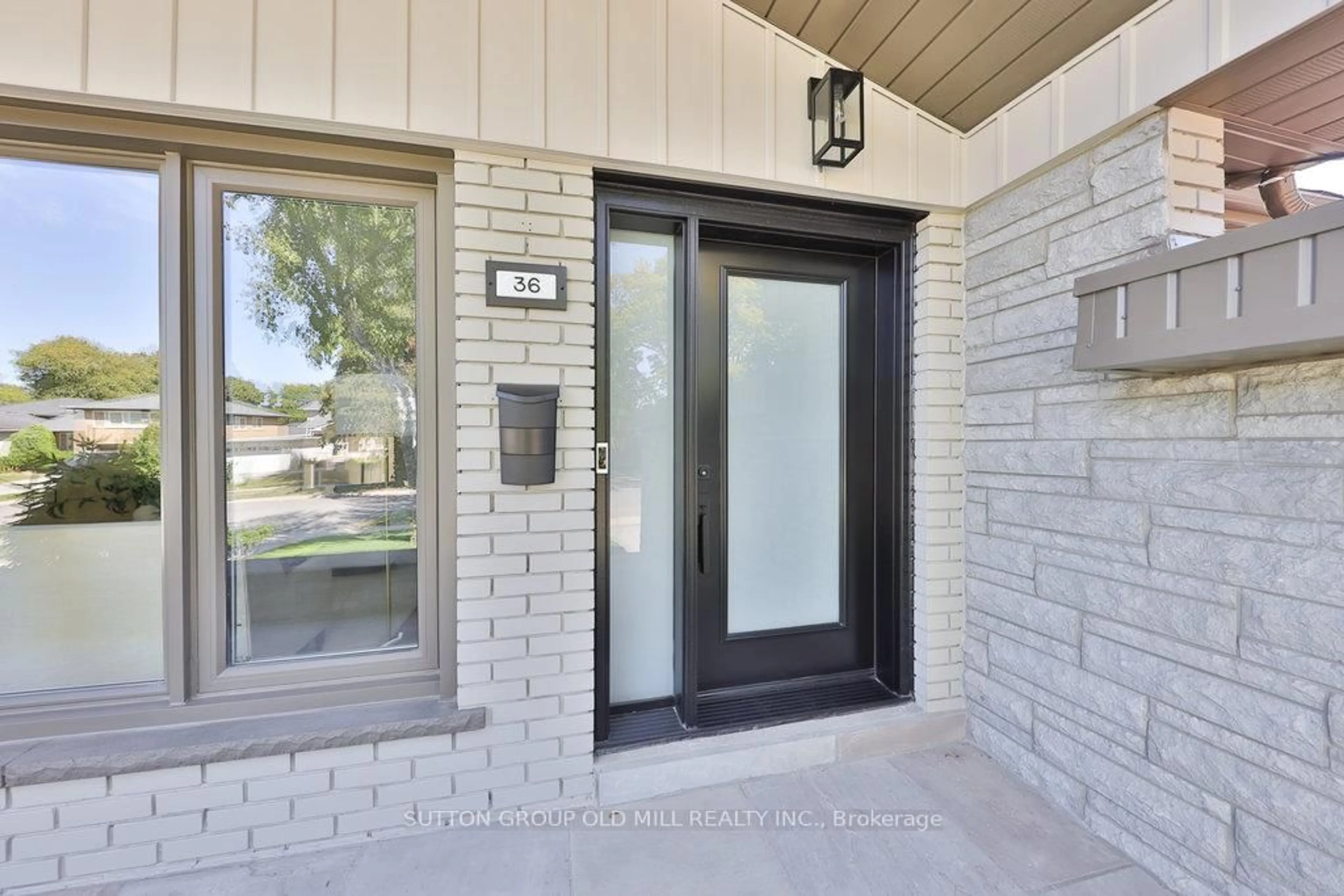 Indoor entryway for 36 Laurelwood Cres, Toronto Ontario M9P 1L5
