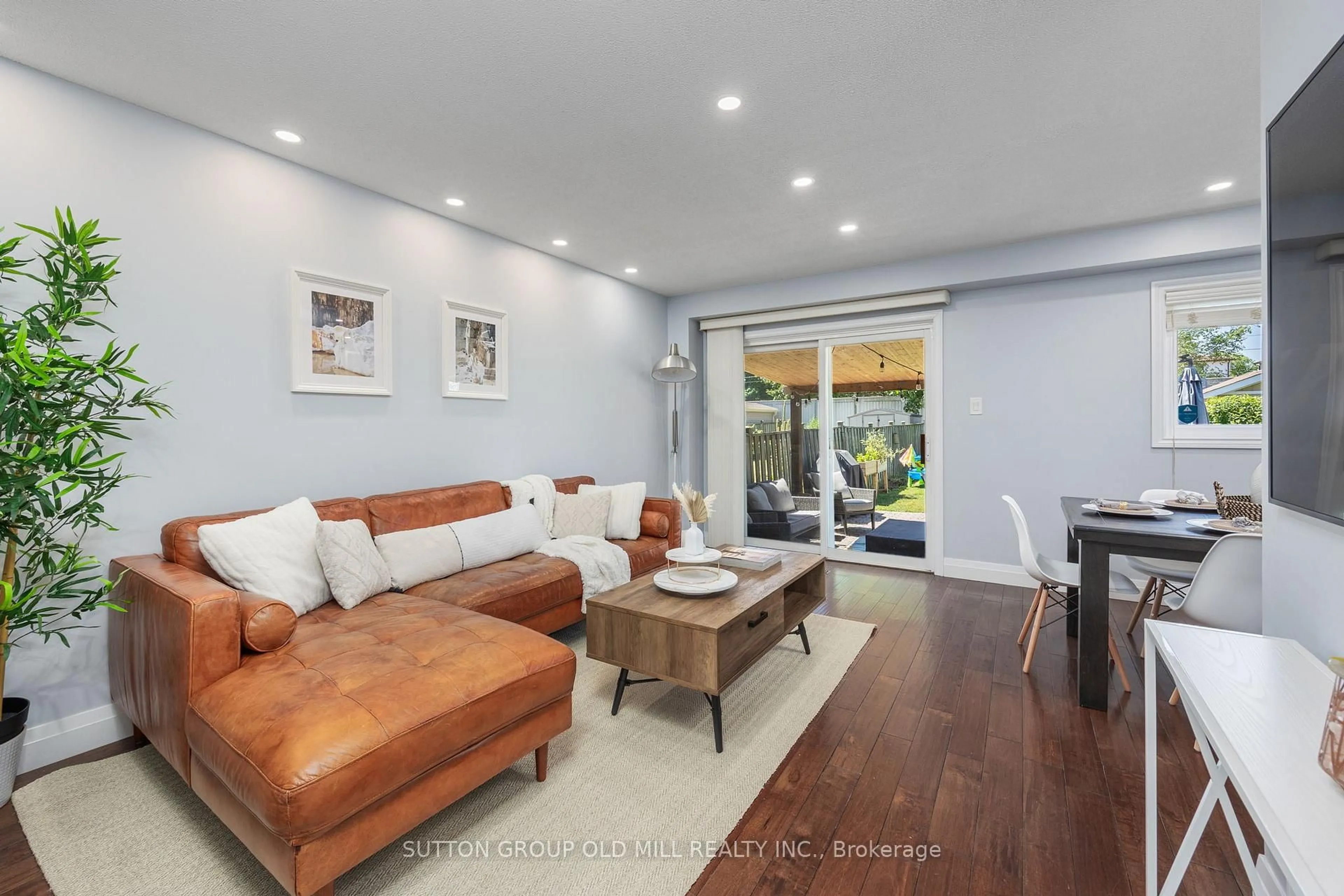 Living room with furniture, unknown for 4336 Lee Dr, Mississauga Ontario L4W 4A8