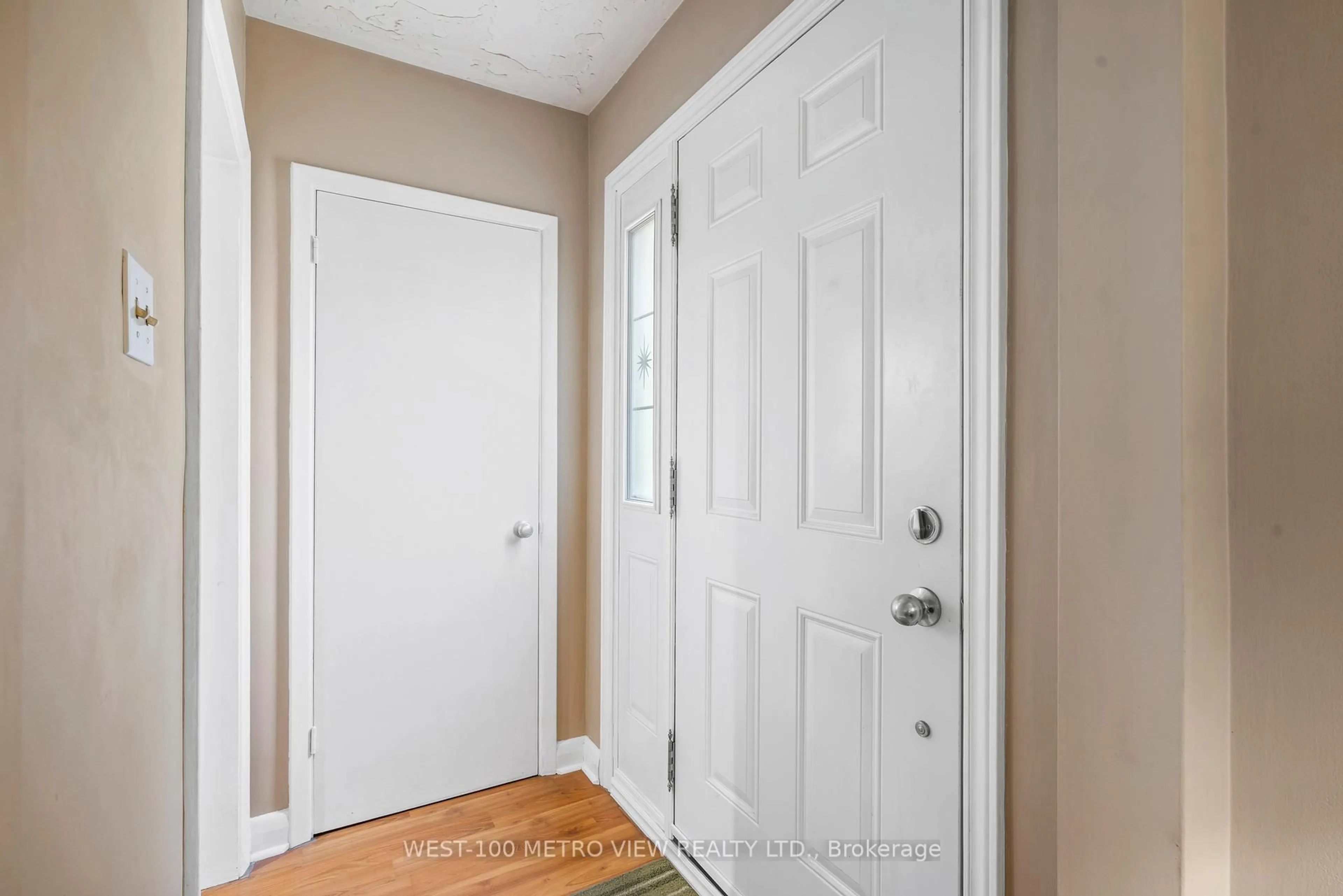 Indoor entryway for 365 George St, Milton Ontario L9T 1T2