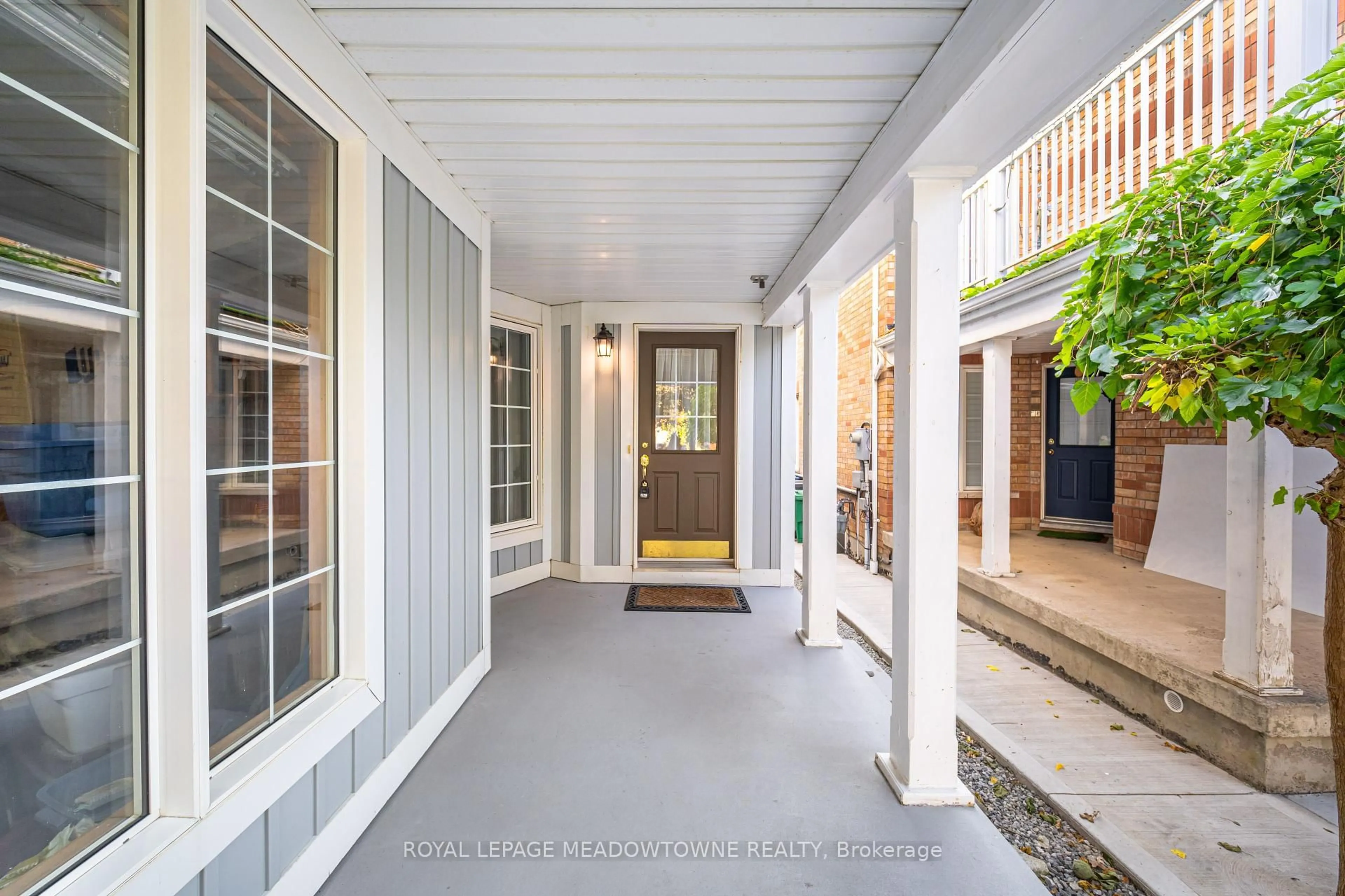 Indoor entryway for 6986 Elliott Parliament St, Mississauga Ontario L5W 1B7