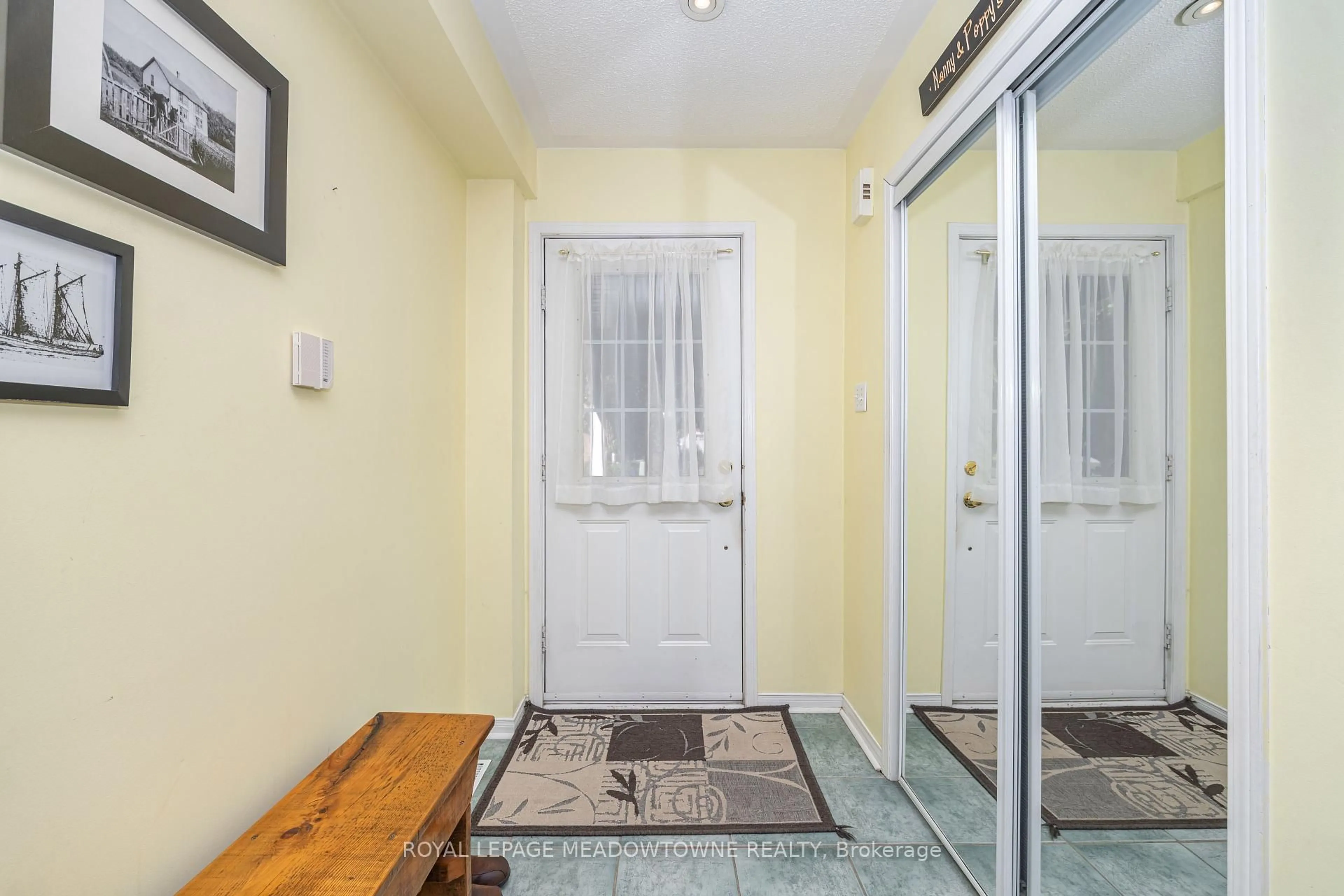 Indoor entryway for 6986 Elliott Parliament St, Mississauga Ontario L5W 1B7