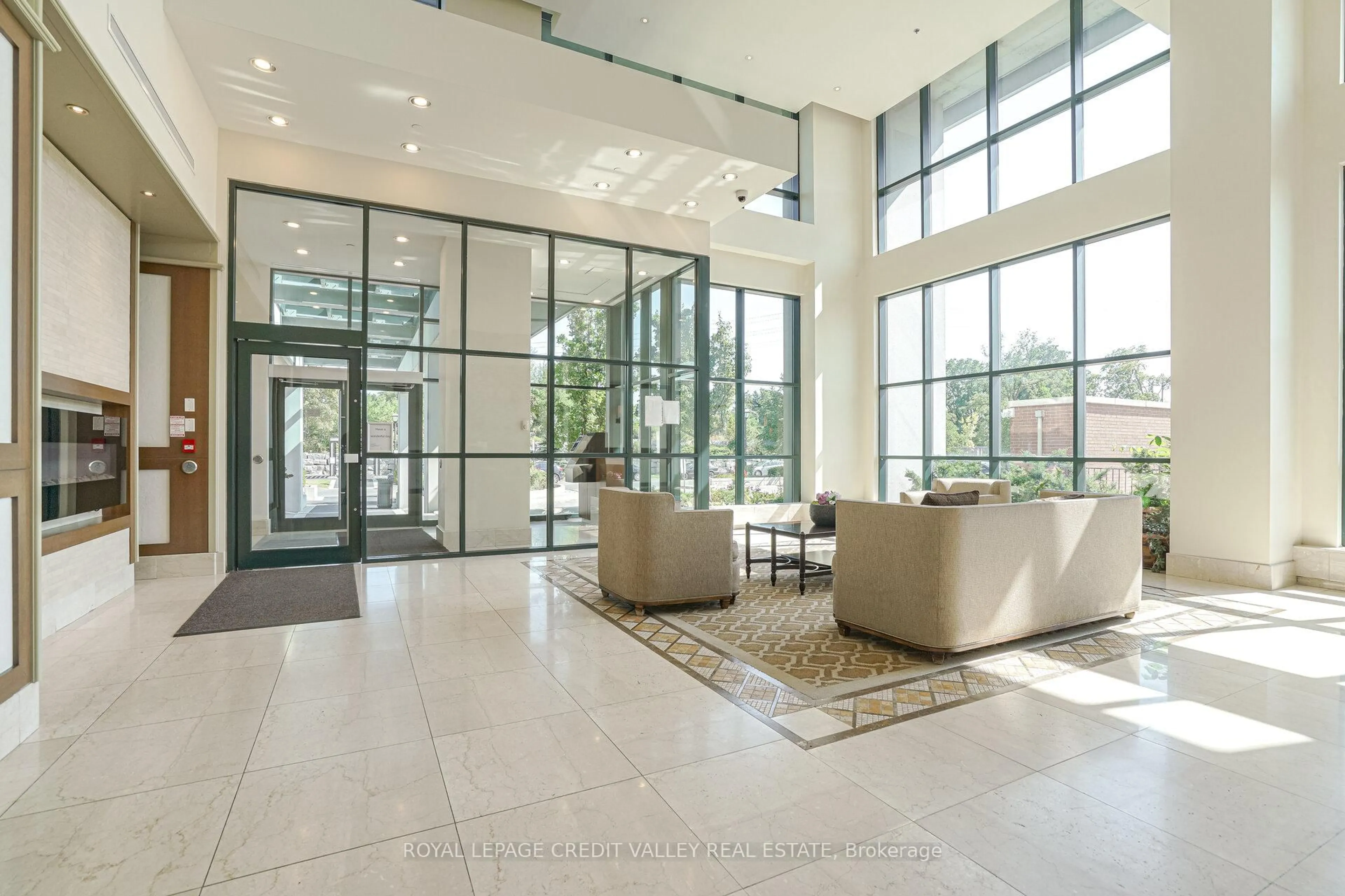 Indoor foyer for 100 John St #2601, Brampton Ontario L6W 0A8