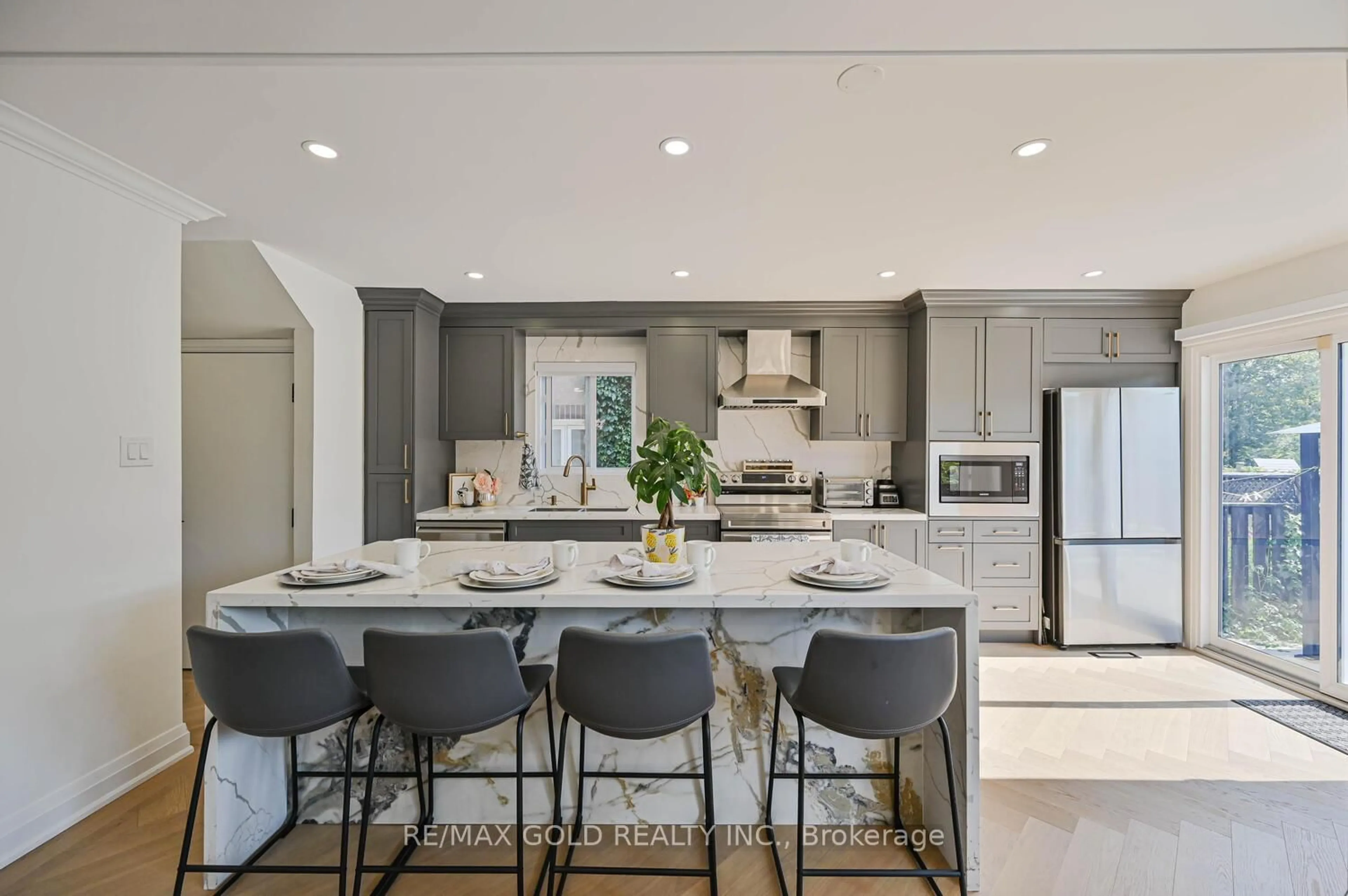 Open concept kitchen, ceramic/tile floor for 4 Silverstream Rd, Brampton Ontario L6Z 4L2