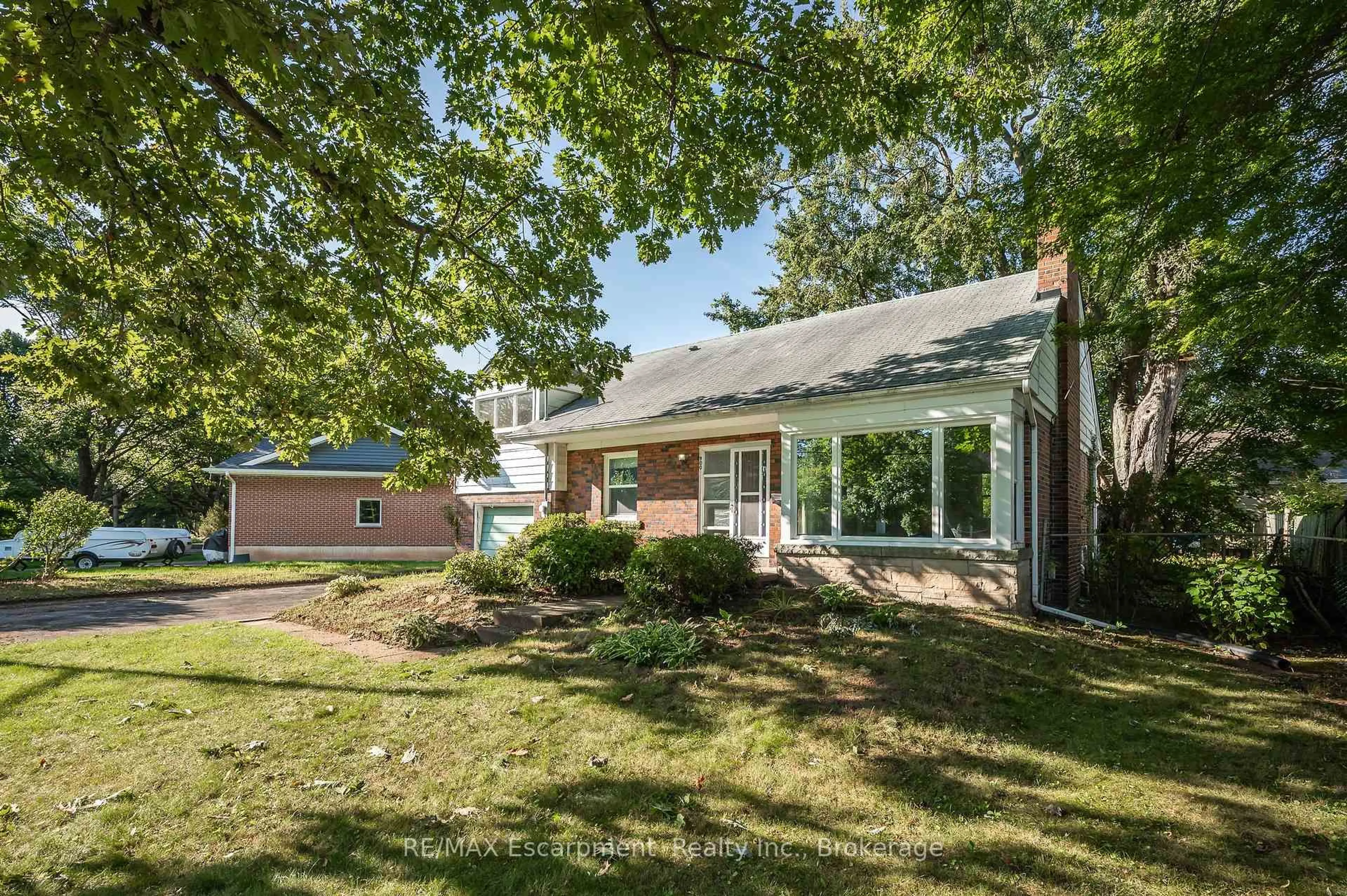 Home with brick exterior material, street for 900 Tanager Ave, Burlington Ontario L7T 2Y2