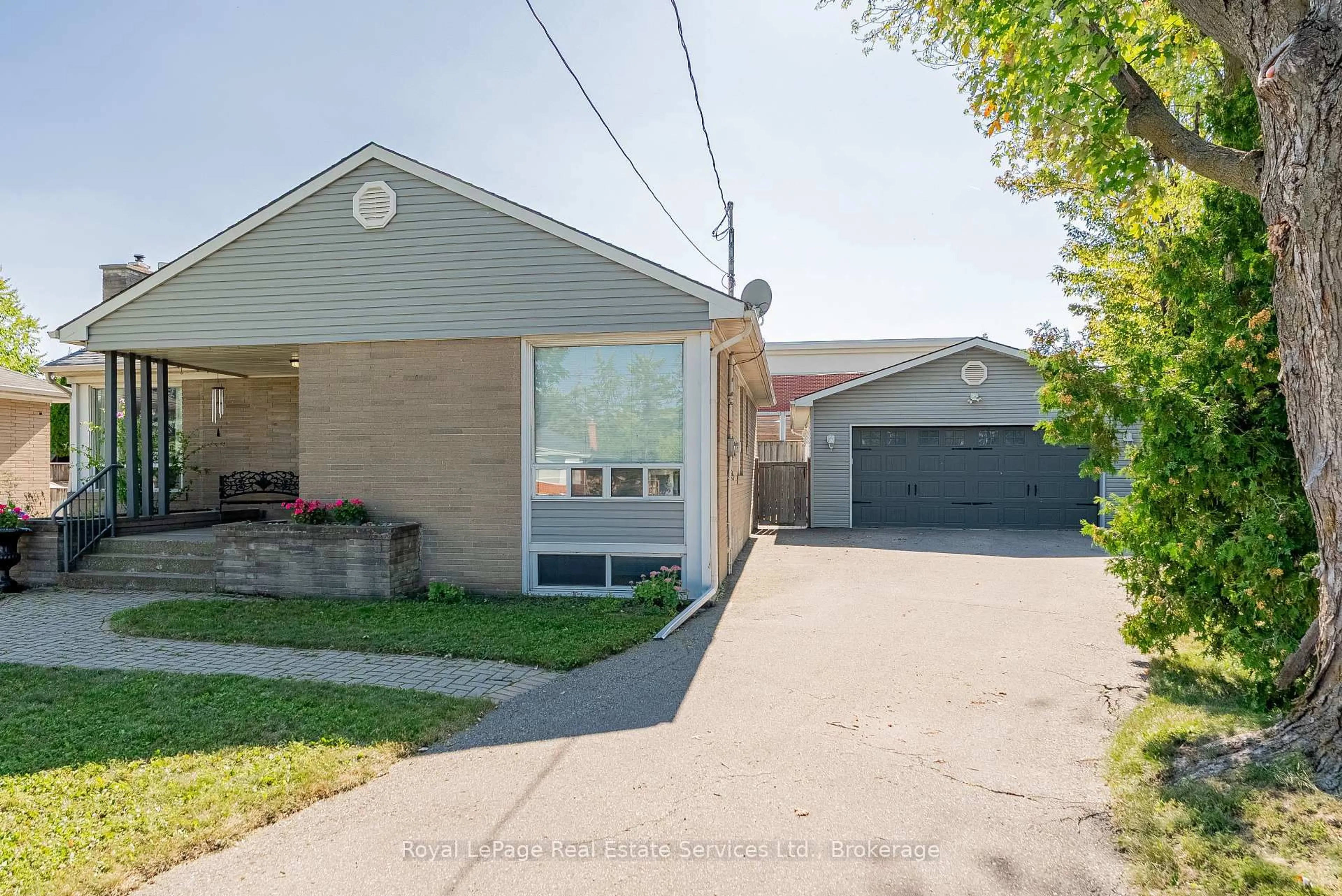 A pic from outside/outdoor area/front of a property/back of a property/a pic from drone, street for 458 Kingsleigh Crt, Milton Ontario L9T 1X8
