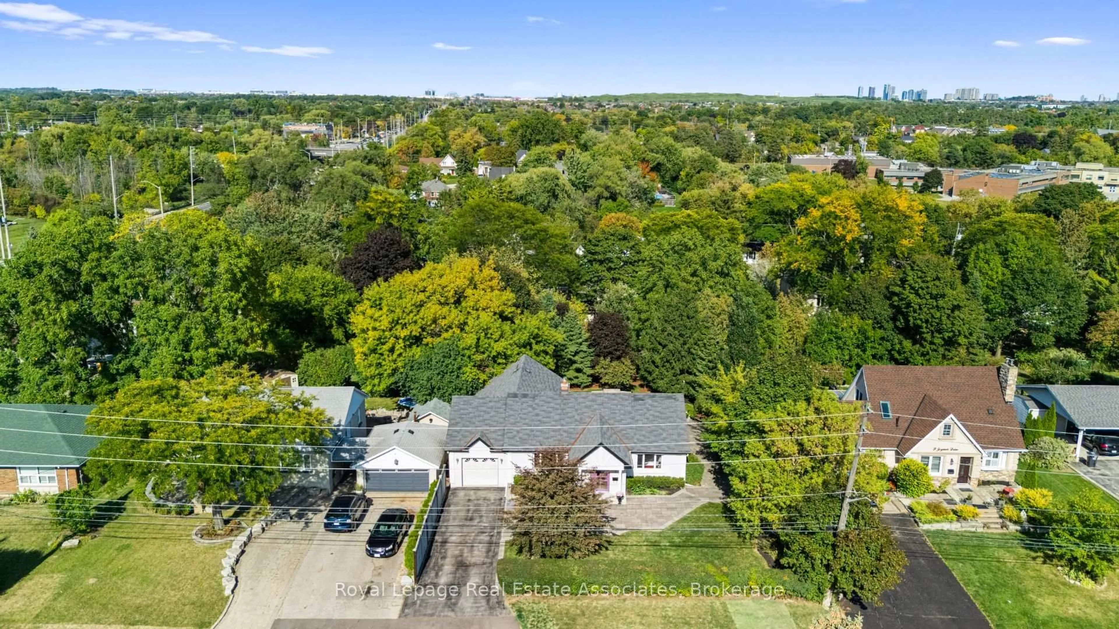 A pic from outside/outdoor area/front of a property/back of a property/a pic from drone, street for 7 Joymar Dr, Mississauga Ontario L5M 1G1