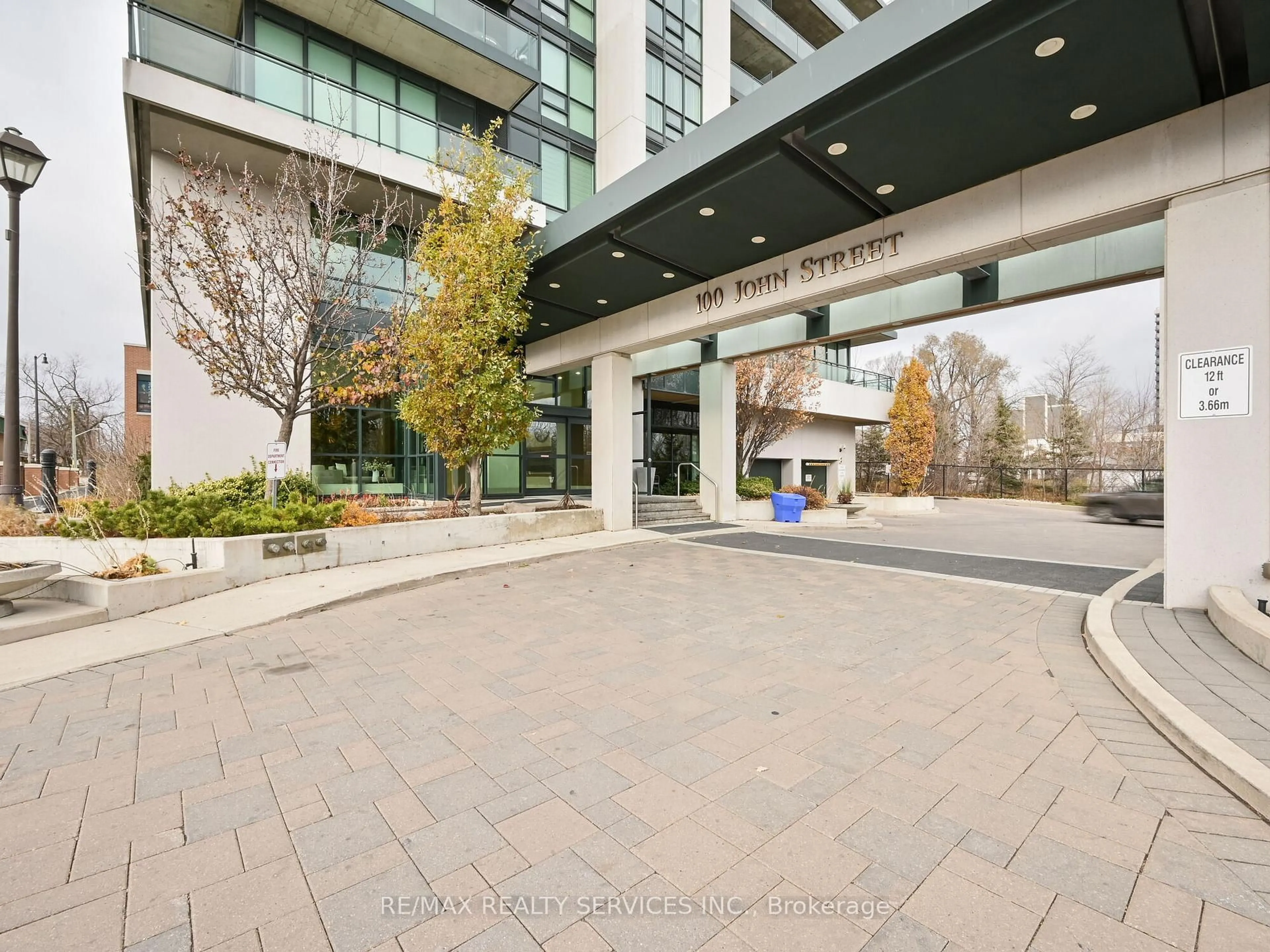Indoor foyer for 100 John St #2404, Brampton Ontario L6W 0A8