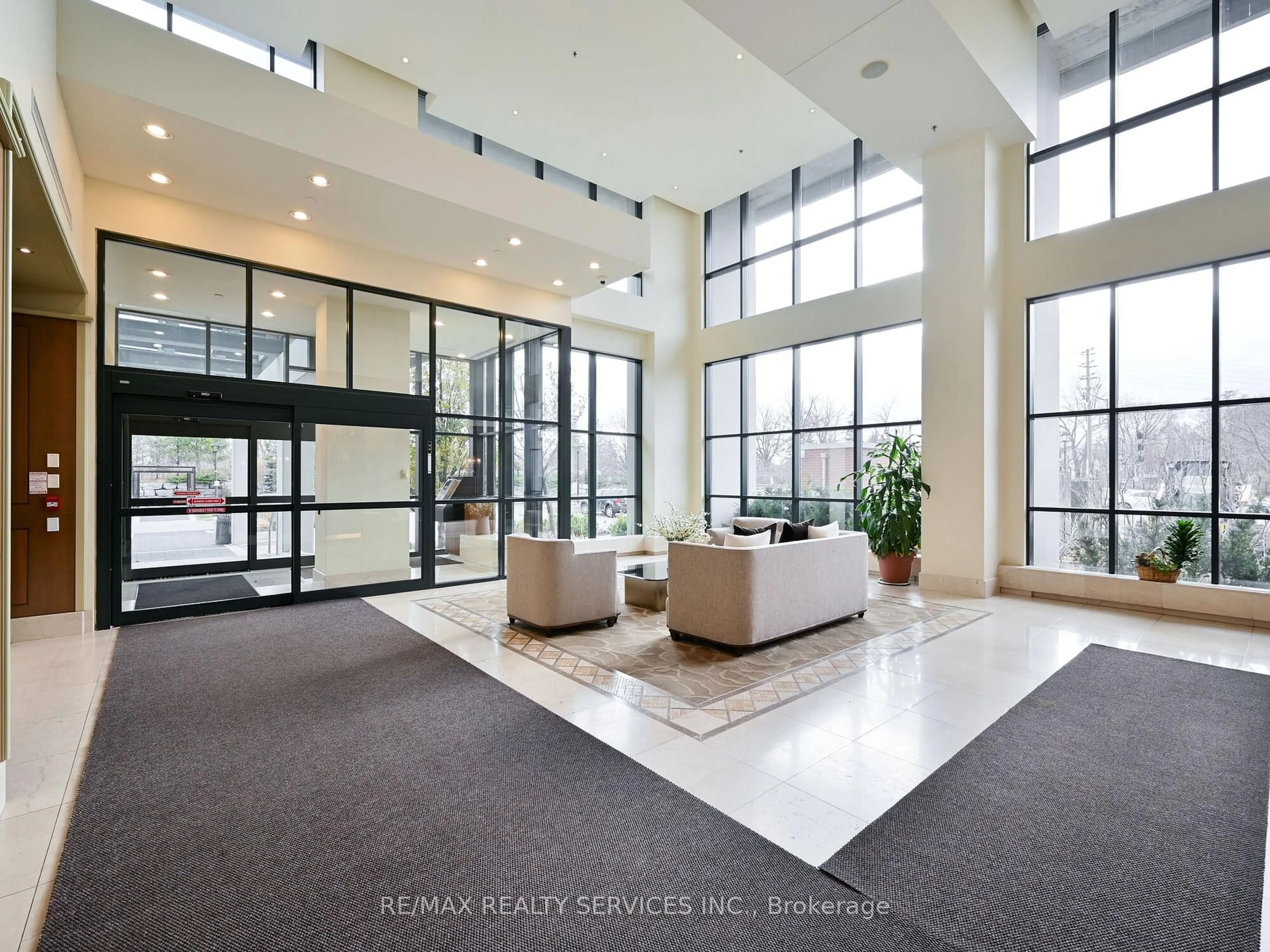 Indoor foyer for 100 John St #2404, Brampton Ontario L6W 0A8