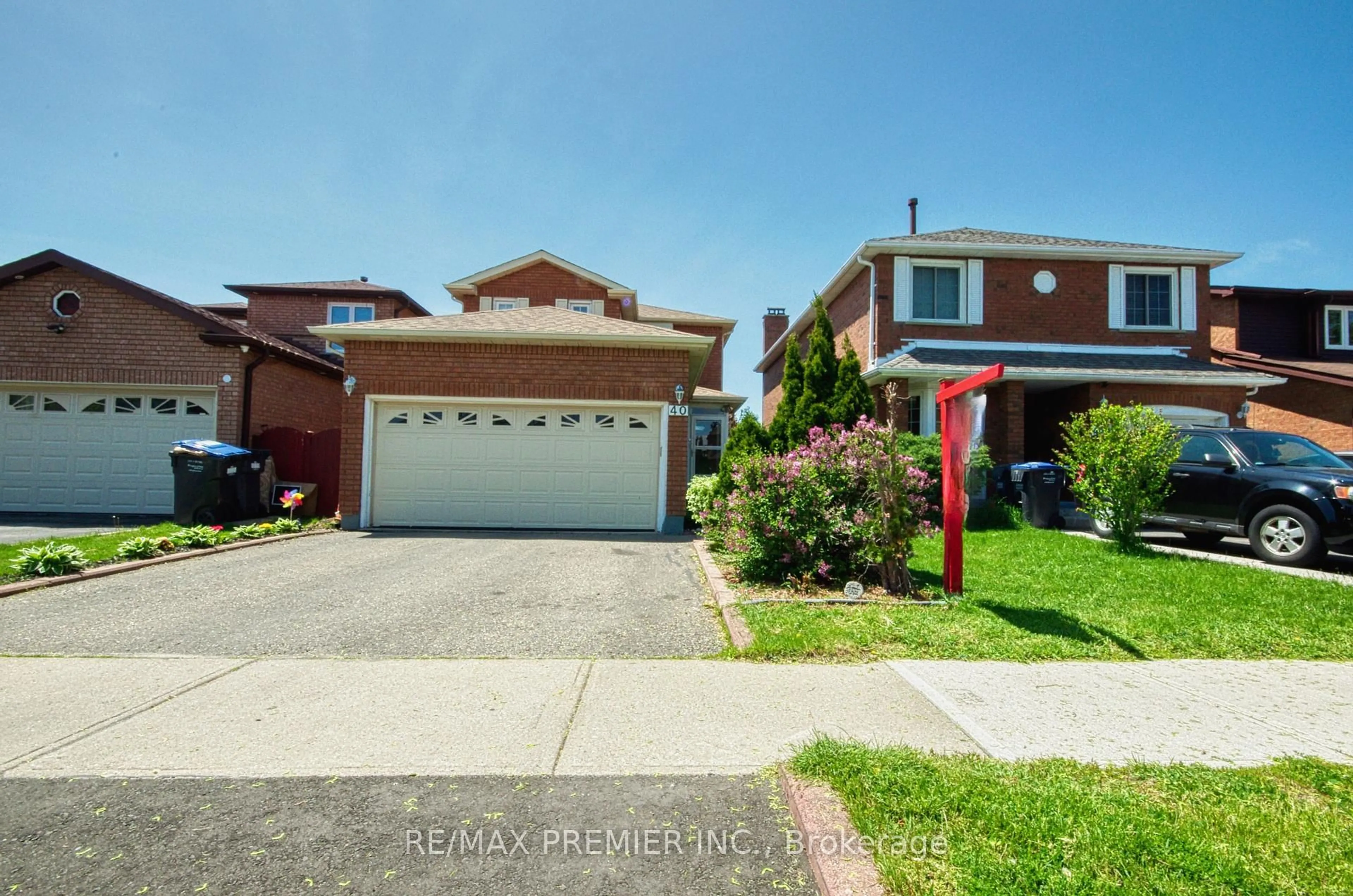 A pic from outside/outdoor area/front of a property/back of a property/a pic from drone, street for 40 Kentucky Dr, Brampton Ontario L6Y 4E9