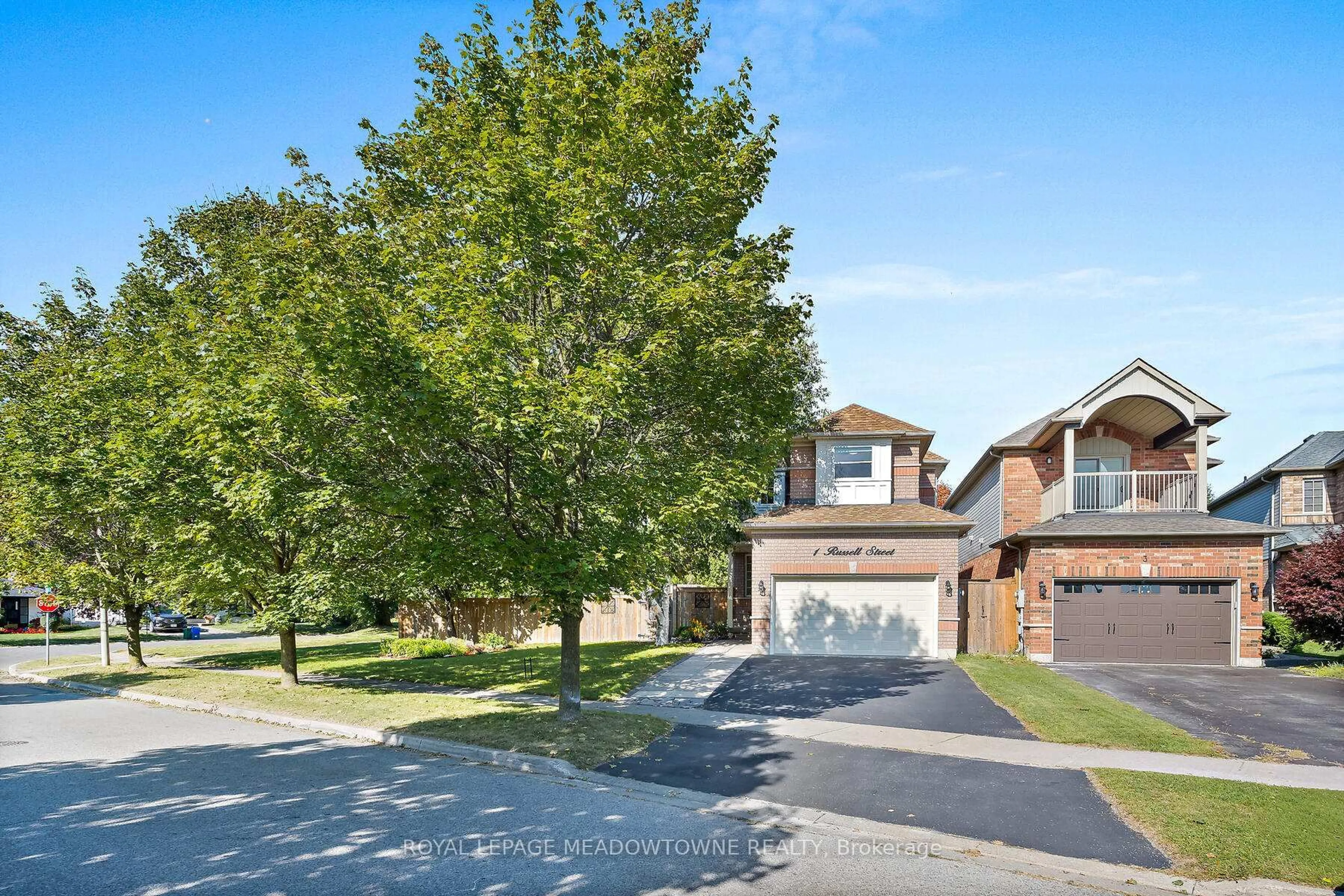 A pic from outside/outdoor area/front of a property/back of a property/a pic from drone, street for 1 Russell St, Halton Hills Ontario L7G 5Y7