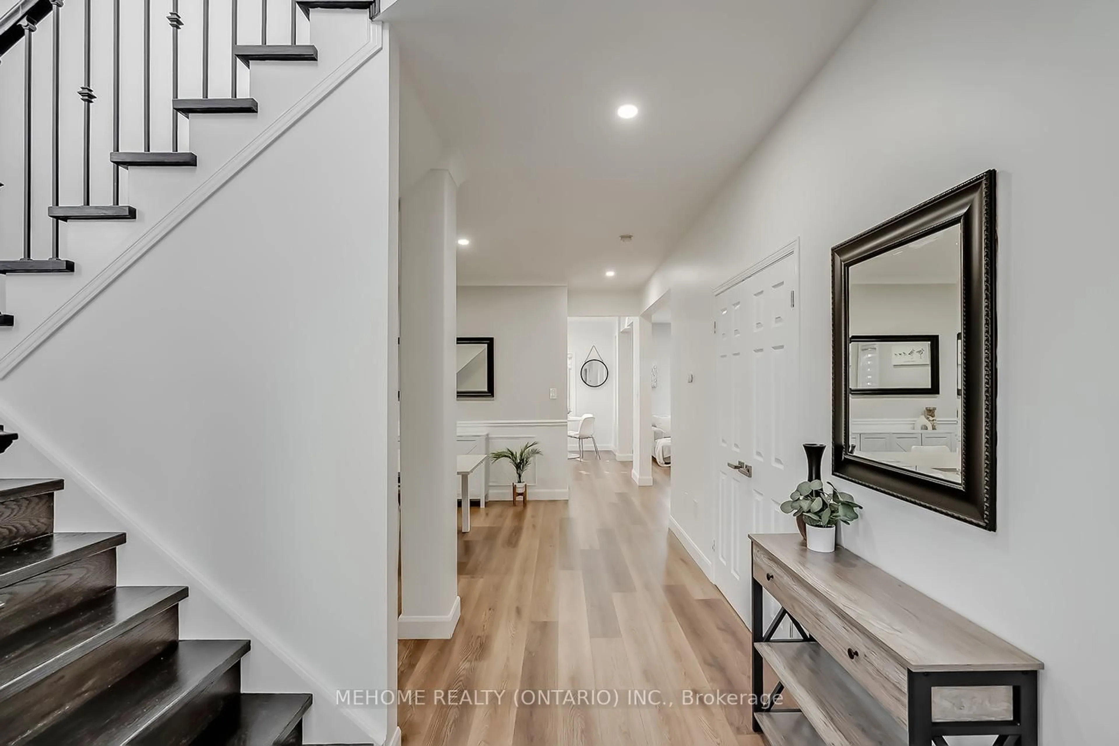 Indoor entryway for 2126 Springdale Rd, Oakville Ontario L6M 4C6