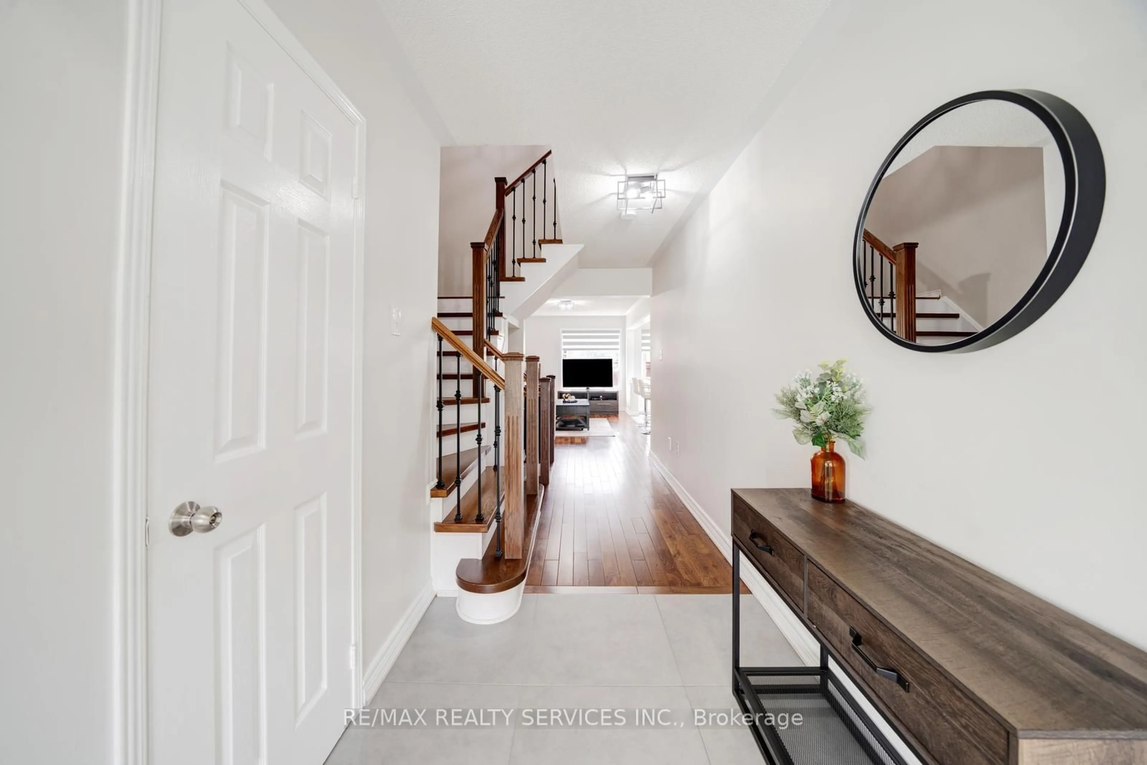 Indoor entryway for 49 Woodcote Cres, Halton Hills Ontario L7G 6M1