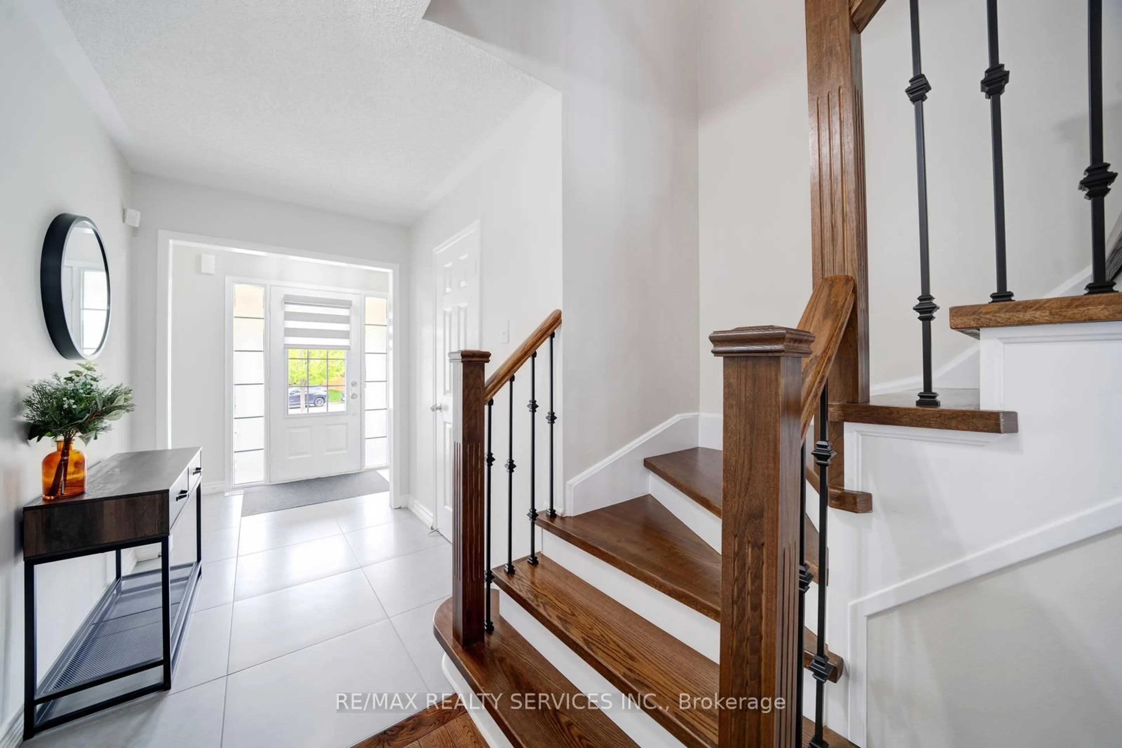 Indoor entryway for 49 Woodcote Cres, Halton Hills Ontario L7G 6M1