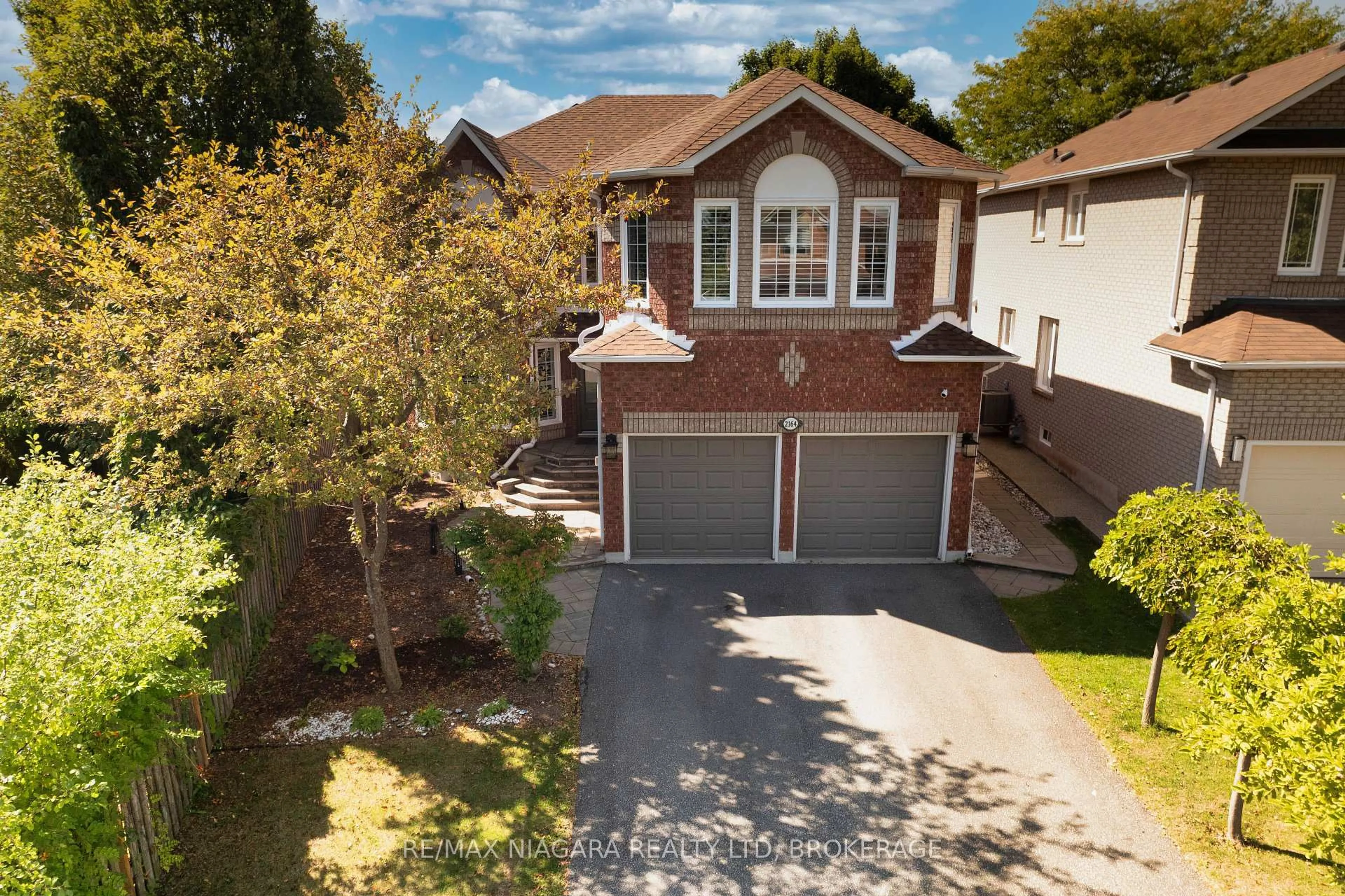 A pic from outside/outdoor area/front of a property/back of a property/a pic from drone, street for 2164 Havenbrook Rd, Oakville Ontario L6H 6B3