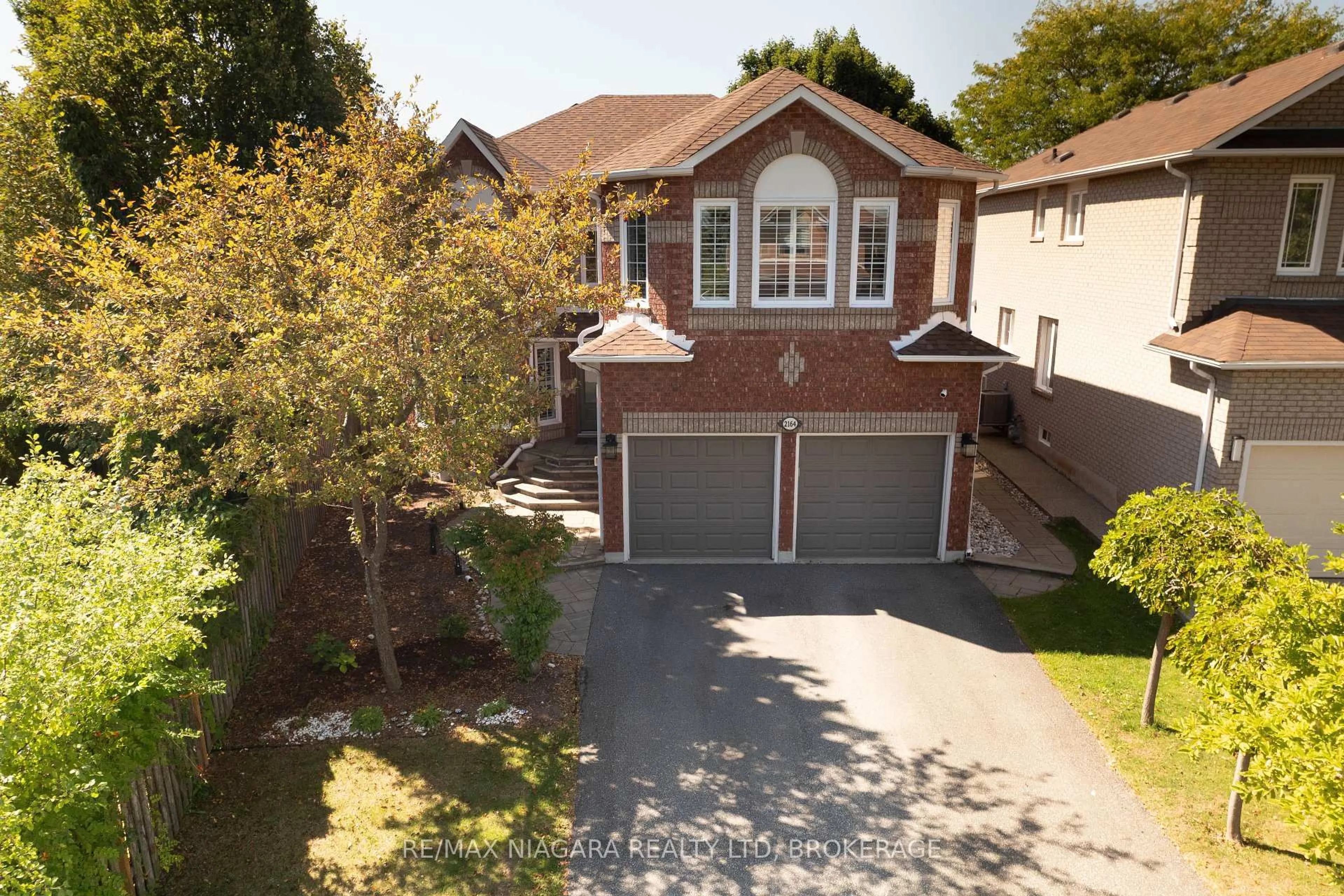 A pic from outside/outdoor area/front of a property/back of a property/a pic from drone, street for 2164 Havenbrook Rd, Oakville Ontario L6H 6B3