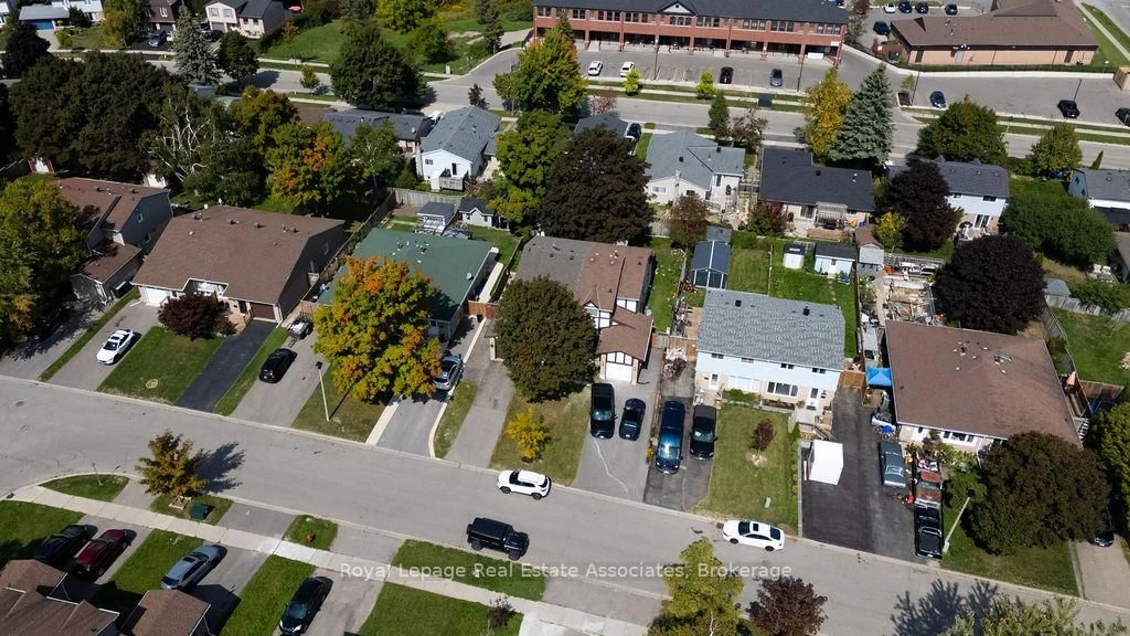 A pic from outside/outdoor area/front of a property/back of a property/a pic from drone, street for 23 Oxford St, Orangeville Ontario L9W 3P3