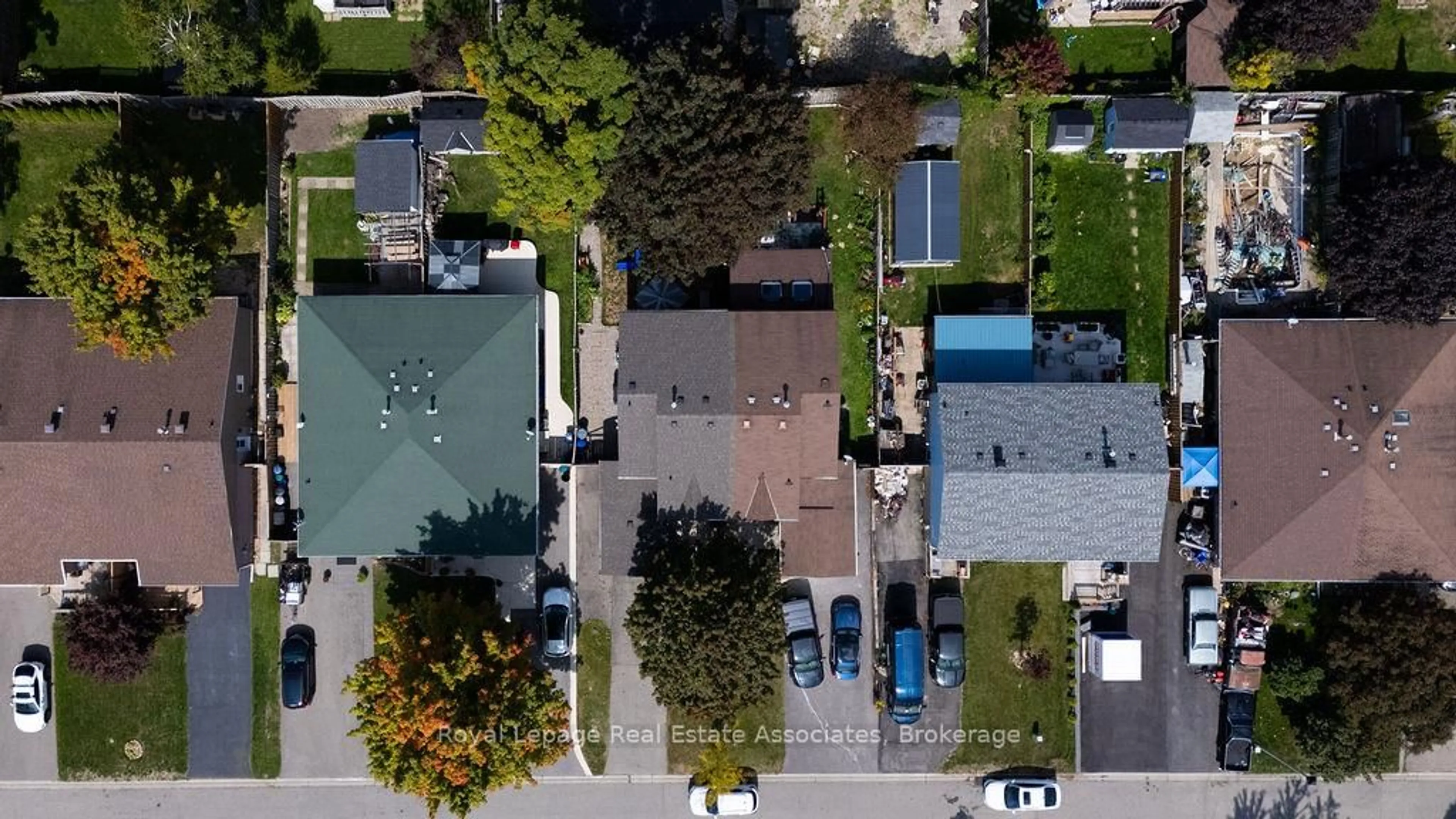 A pic from outside/outdoor area/front of a property/back of a property/a pic from drone, street for 23 Oxford St, Orangeville Ontario L9W 3P3
