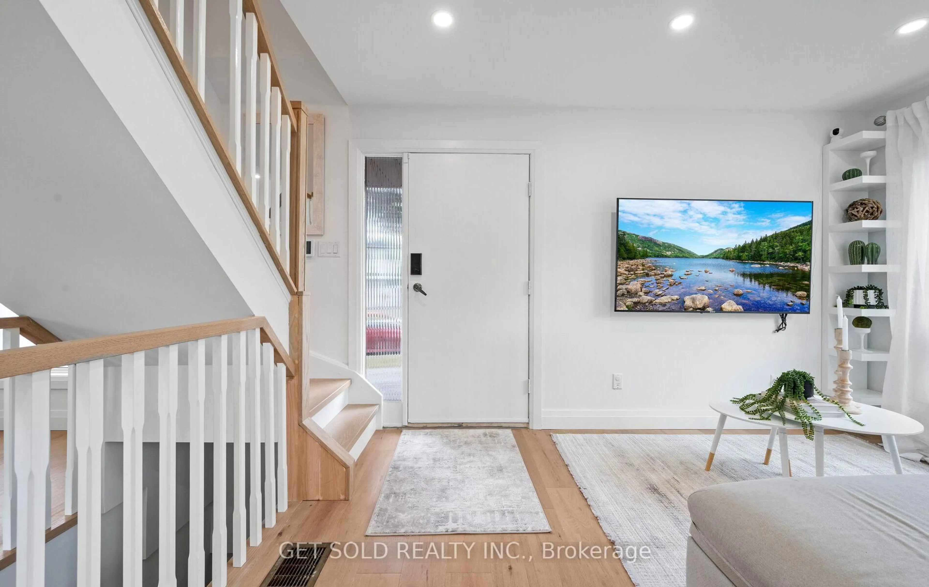 Indoor entryway for 36 Shalom Cres, Toronto Ontario M9V 4J4