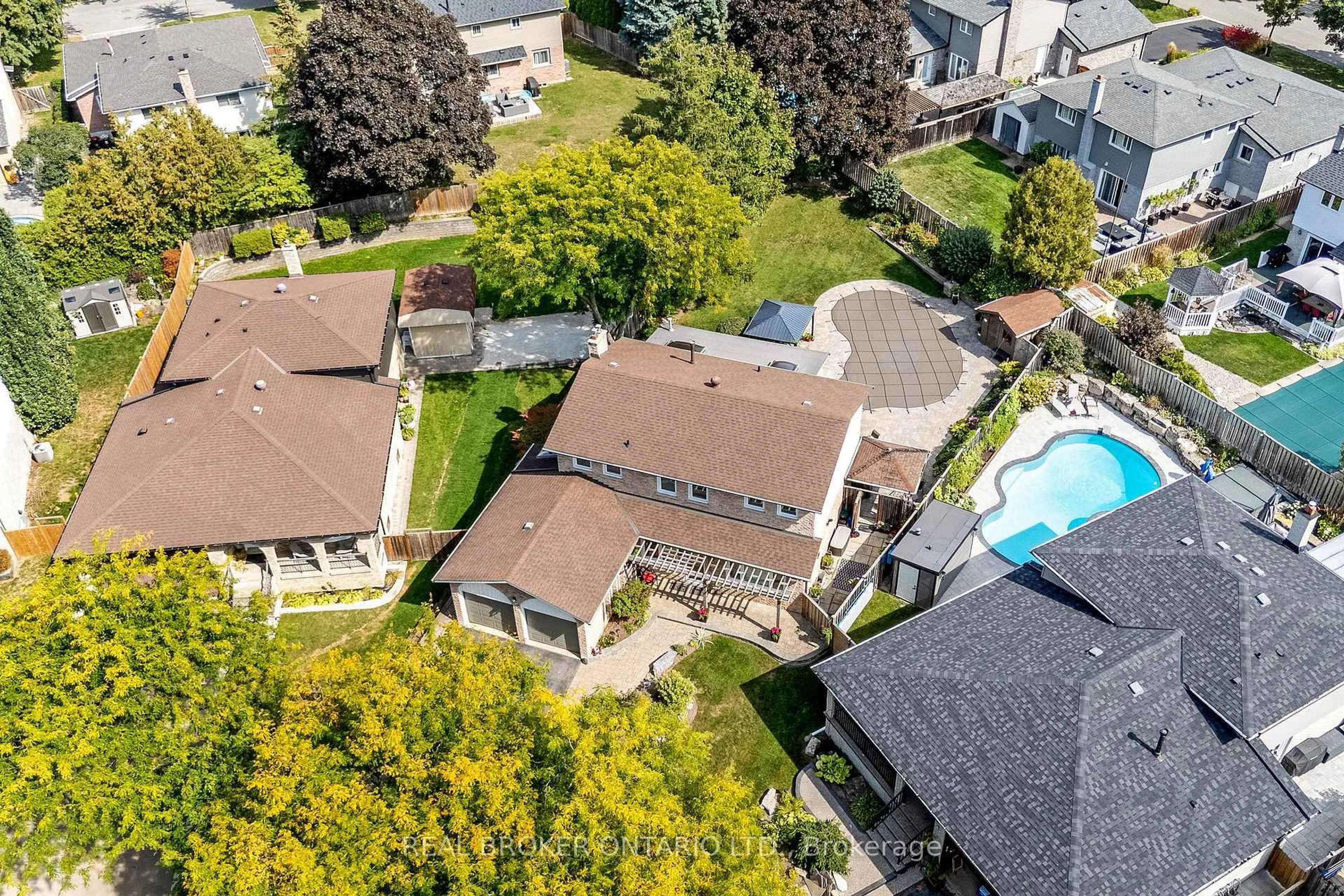 A pic from outside/outdoor area/front of a property/back of a property/a pic from drone, street for 529 Moorelands Cres, Milton Ontario L9T 4B2