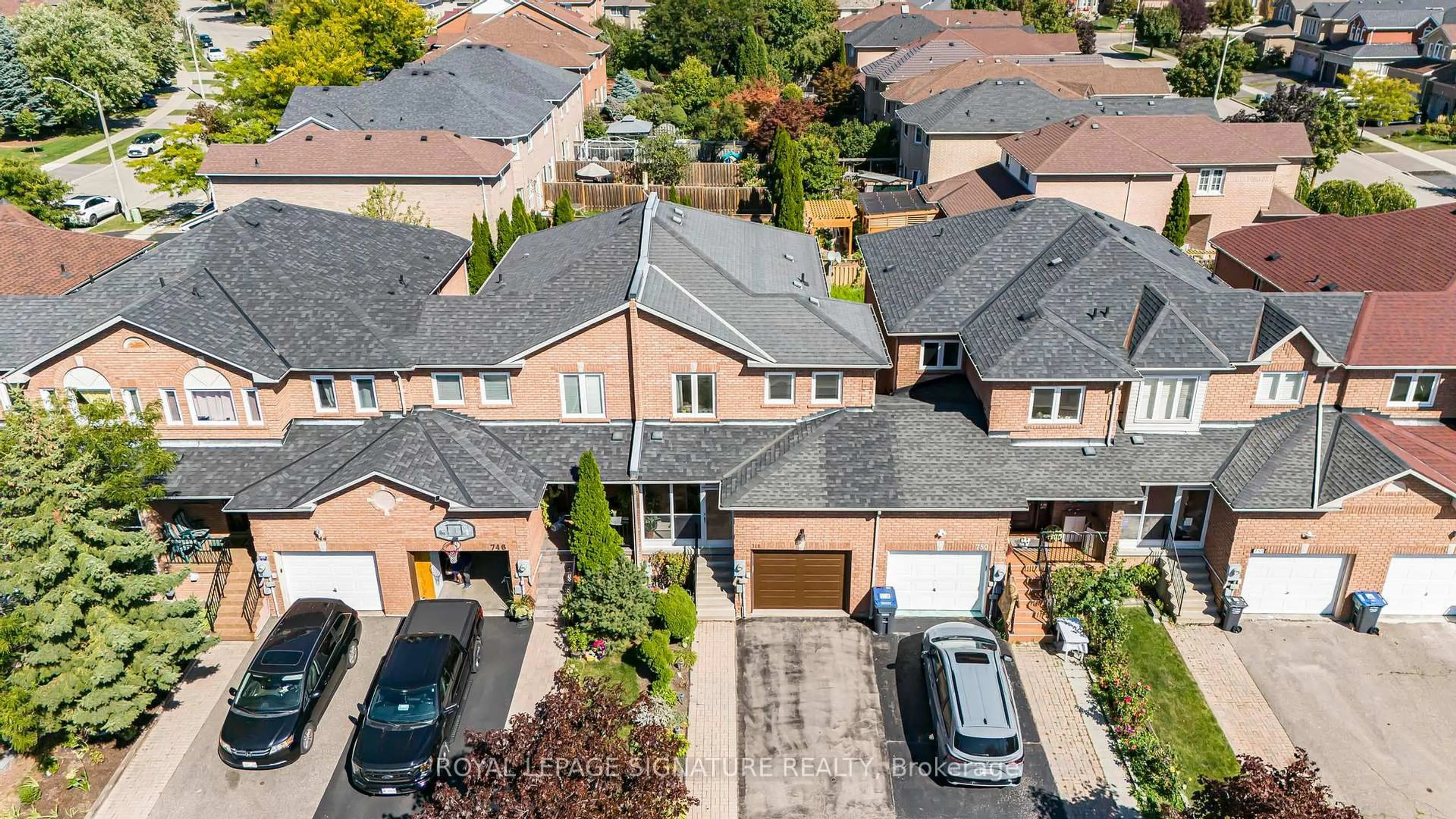 A pic from outside/outdoor area/front of a property/back of a property/a pic from drone, street for 748 Four Winds Way, Mississauga Ontario L5R 3V4
