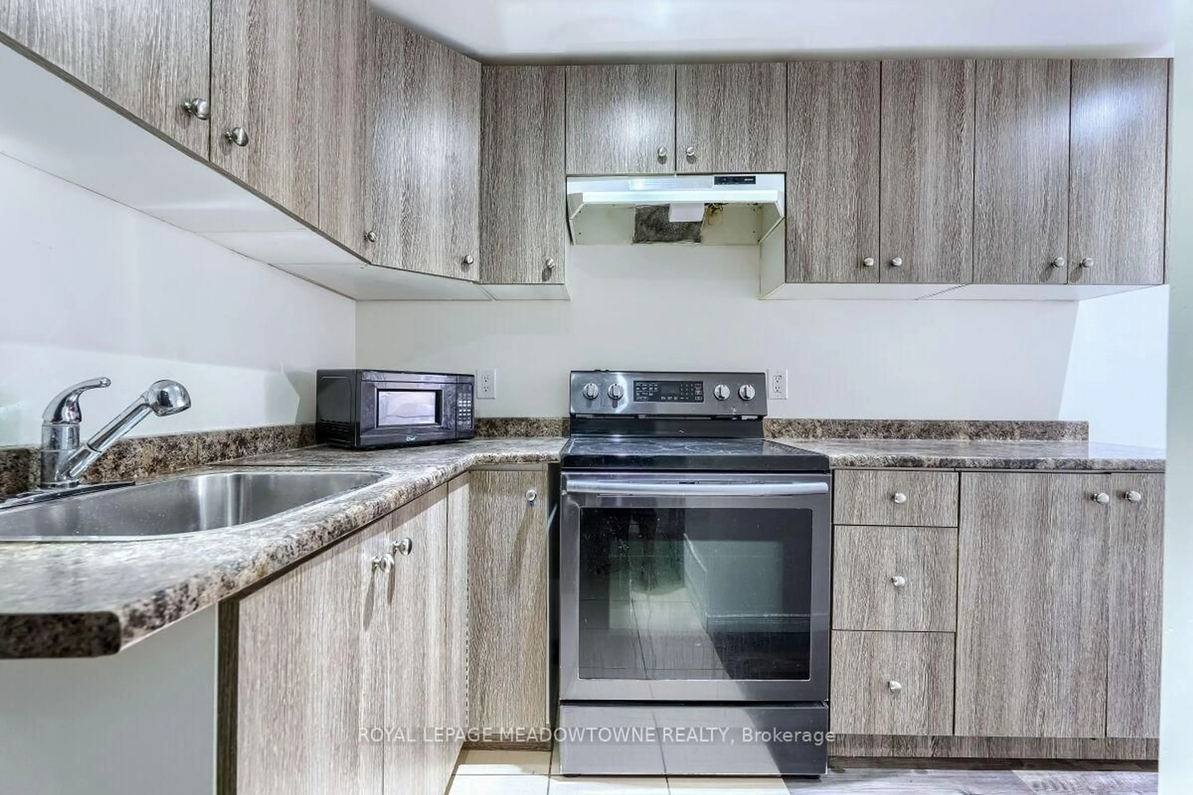 Standard kitchen, unknown for 304 Teetzel Dr, Milton Ontario L9T 0B1