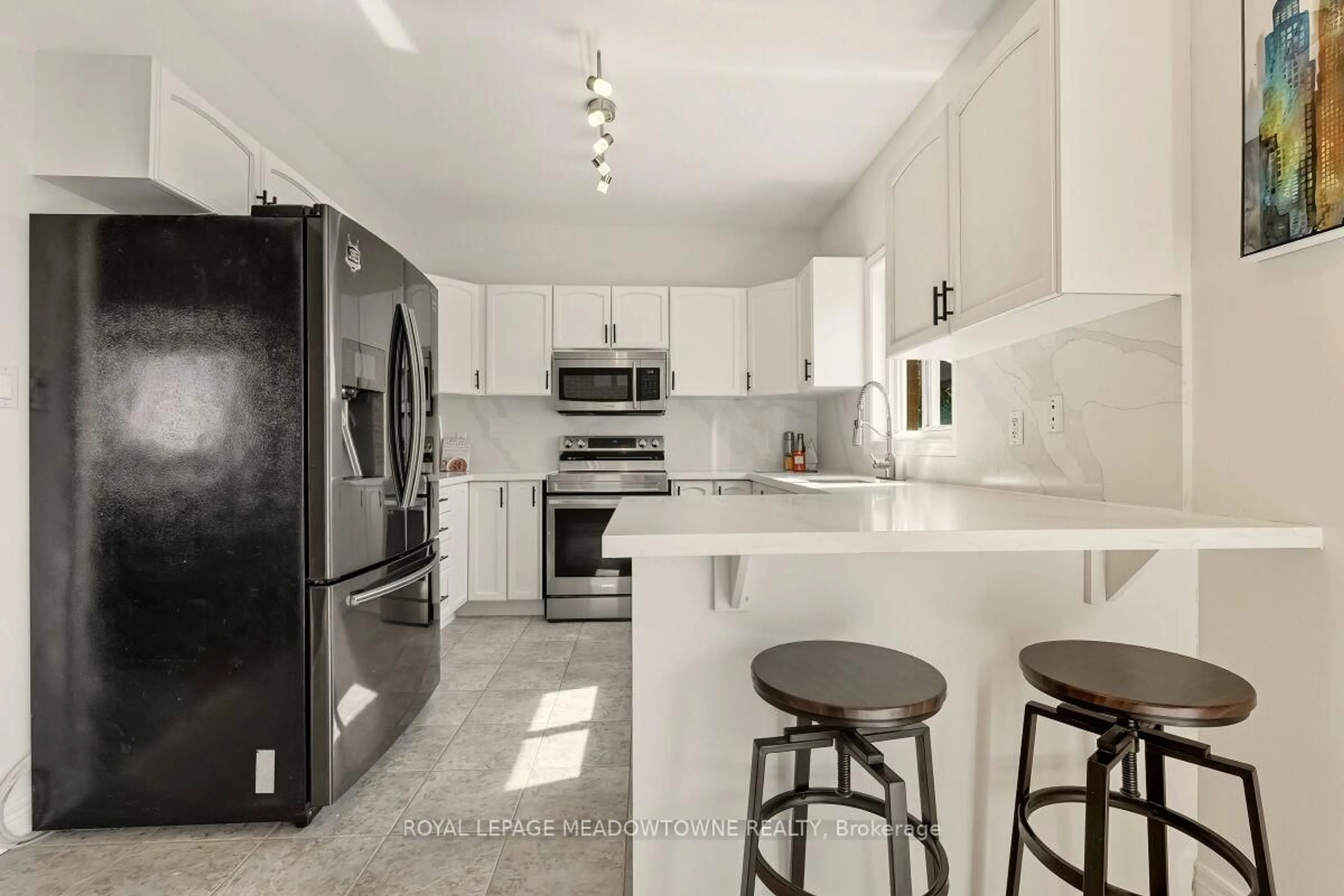 Open concept kitchen, ceramic/tile floor for 304 Teetzel Dr, Milton Ontario L9T 0B1
